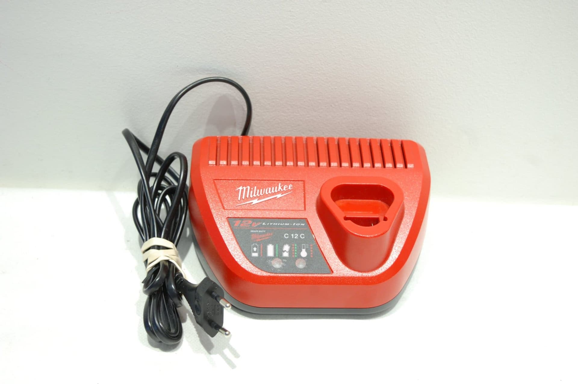 Milwaukee C12 C Batteriladdare