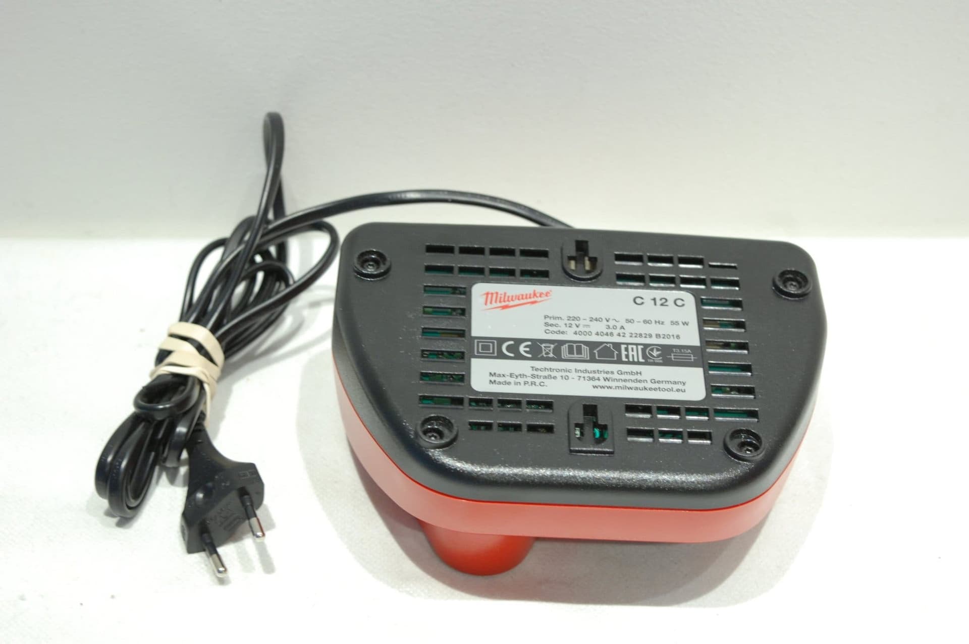 Milwaukee C12 C Batteriladdare