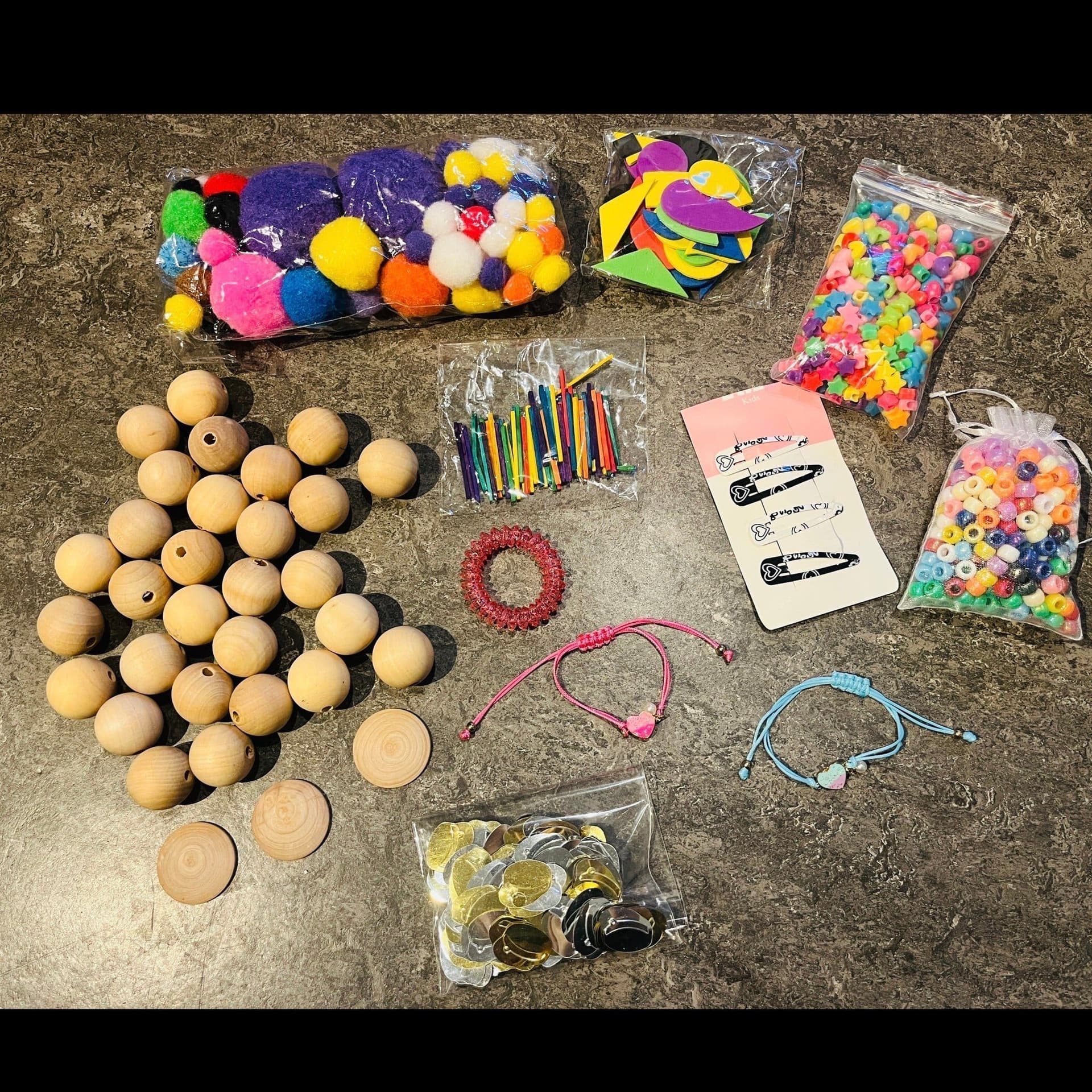 Kreativt pysselset träkulor , pompoms , pärlor , armband m.m