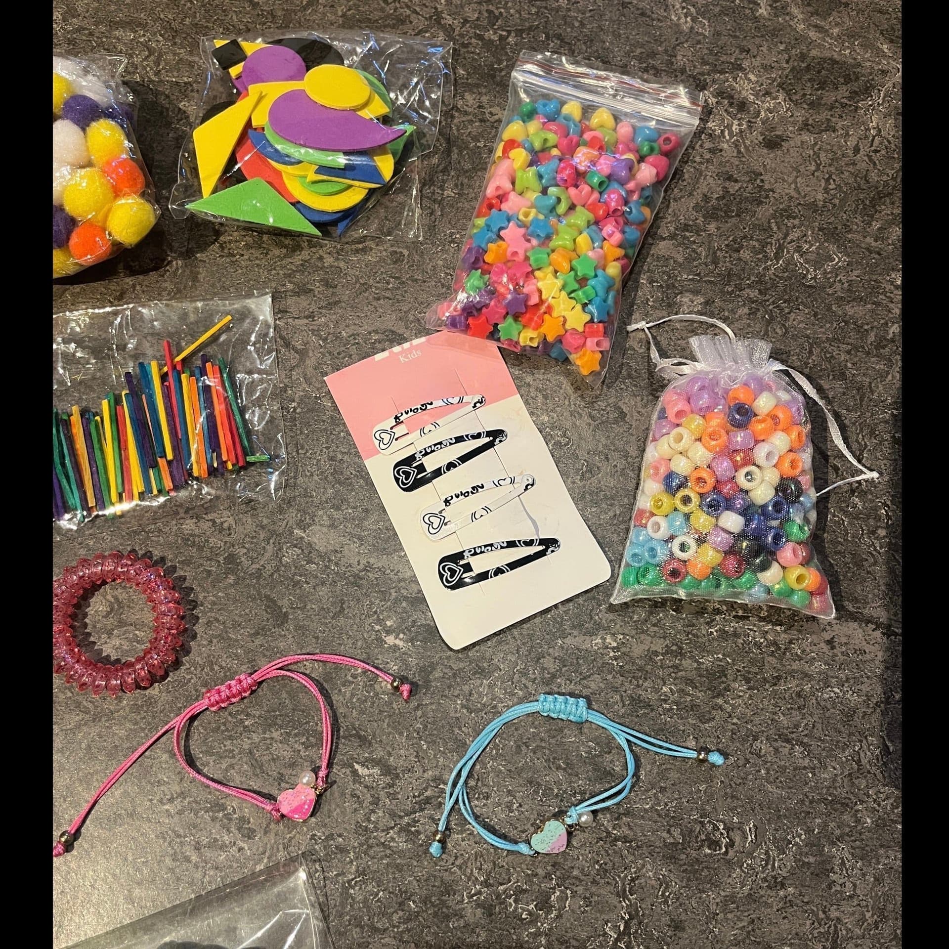 Kreativt pysselset träkulor , pompoms , pärlor , armband m.m
