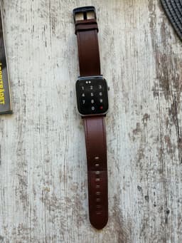 Apple Watch Series 5 med brunt läderarmband