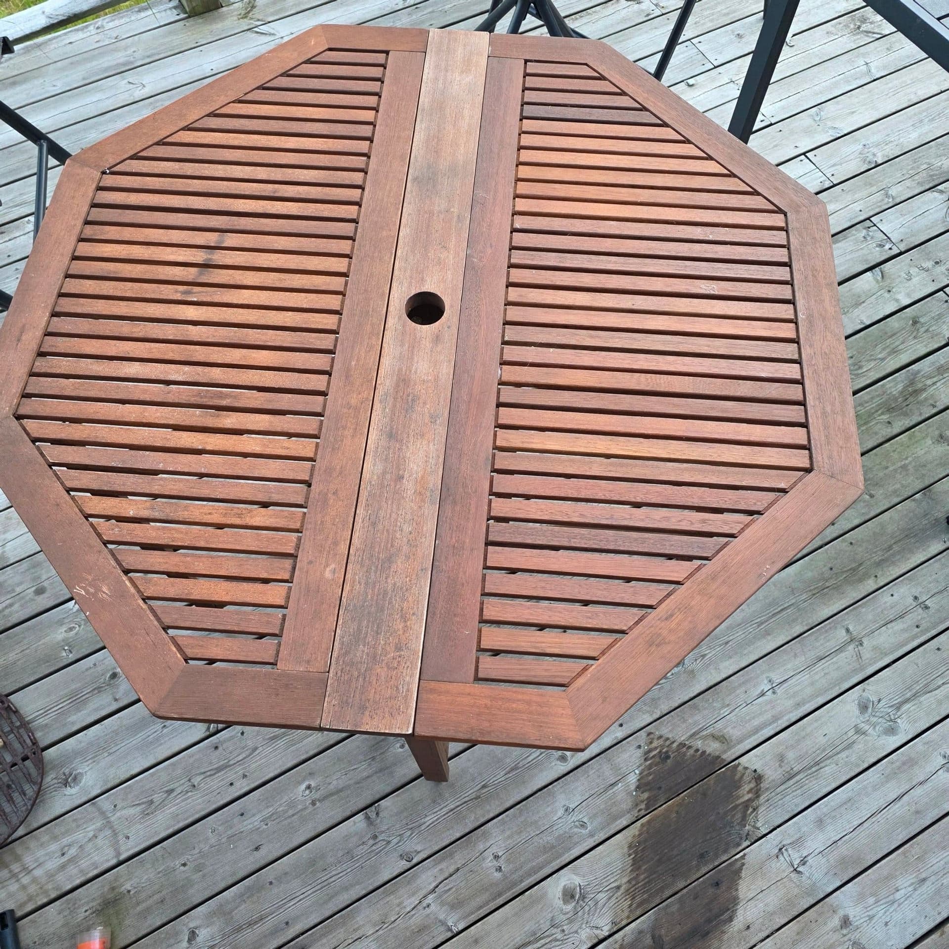 Trädgårdsbord i trä, åttakantigt