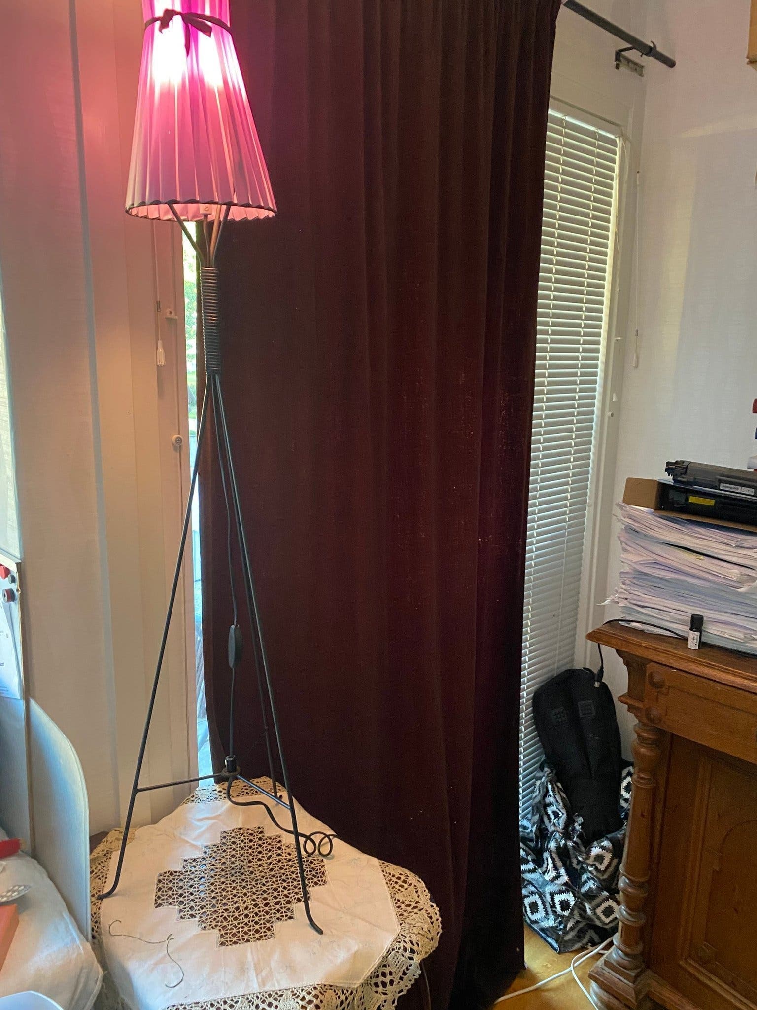 Golvlampa string-modell 1950 - 60- tal med plastbandslindad skärm