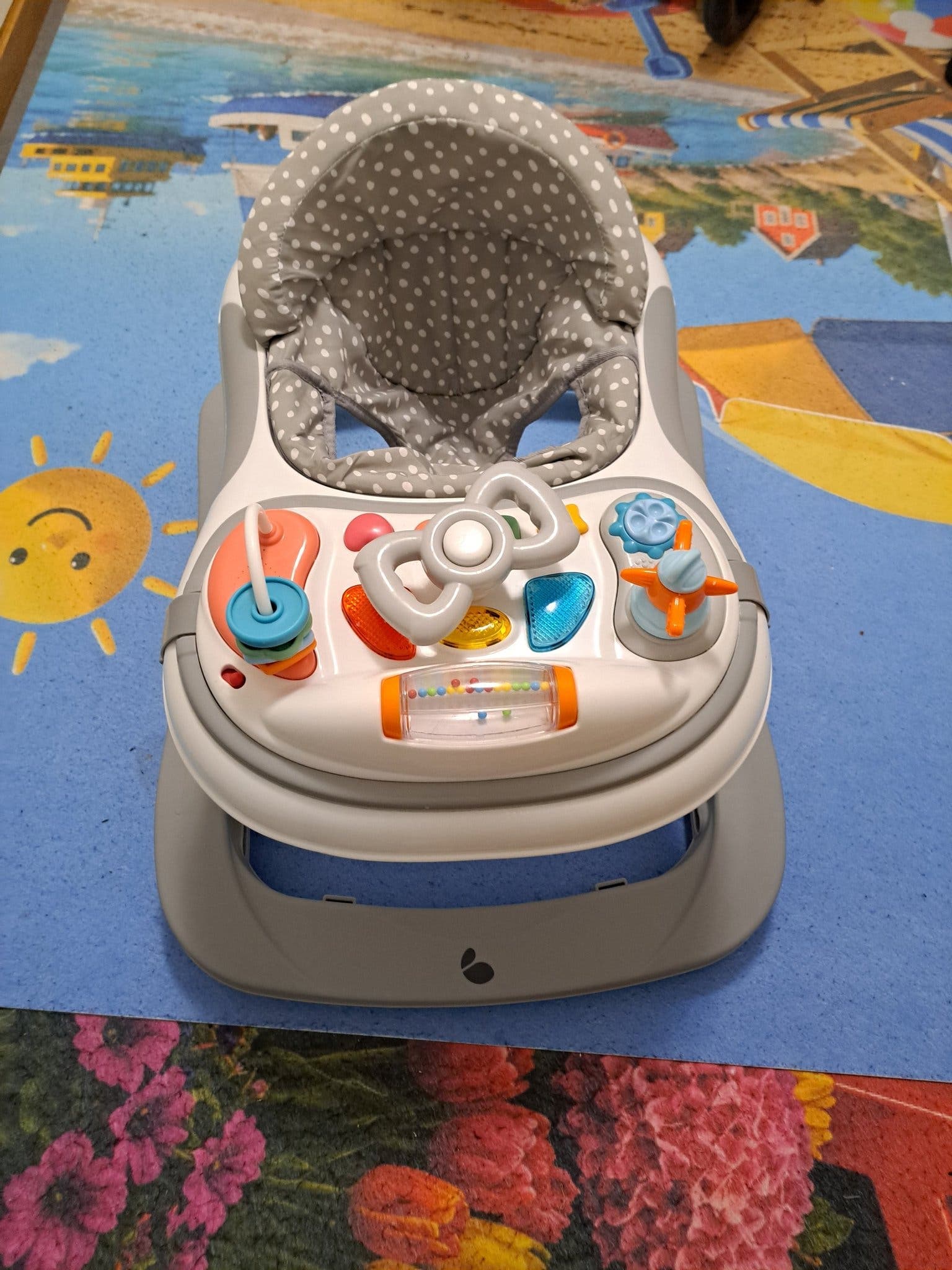 Gåstol för baby med aktivitetsbricka
