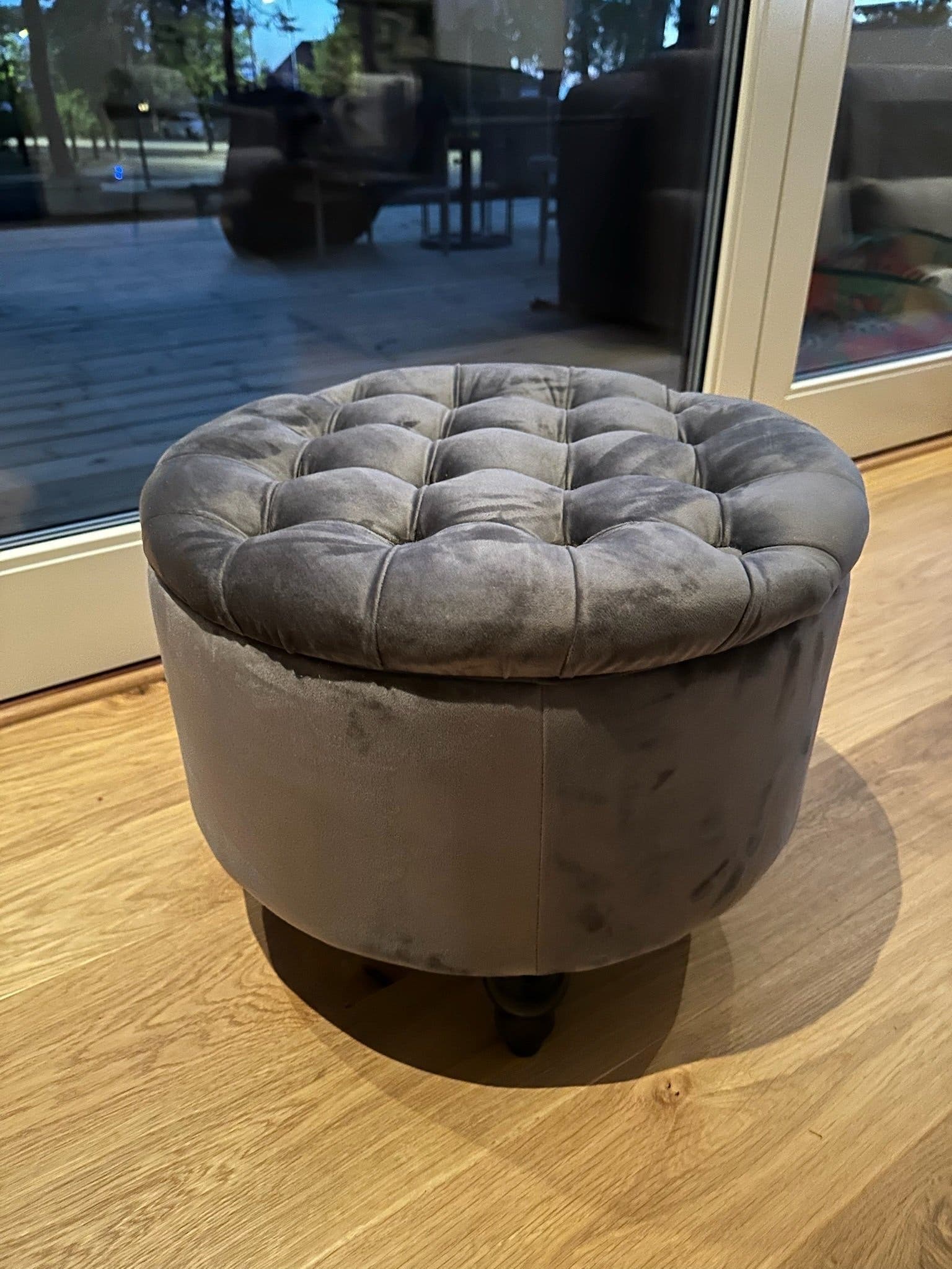 Rund sammetspuff med förvaring