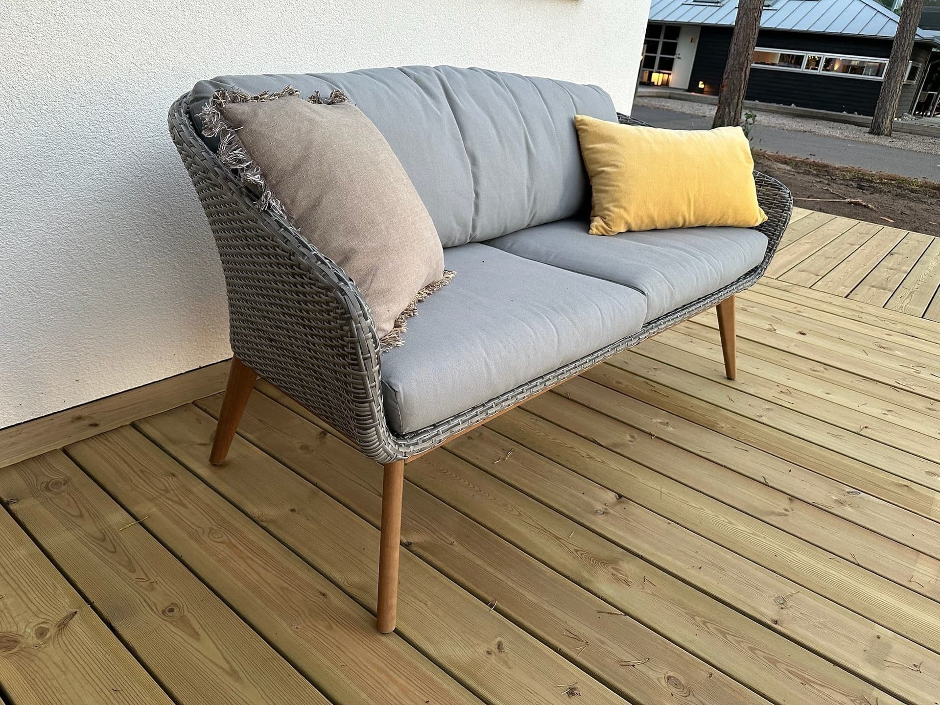 Utesoffa i konstrotting med dynor