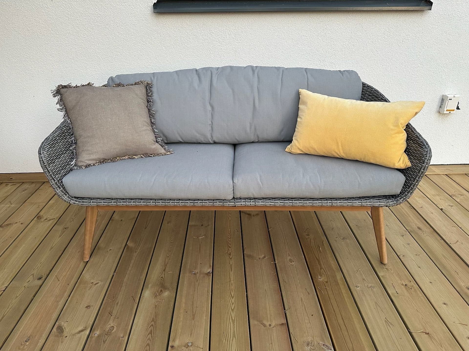 Utesoffa i konstrotting med dynor