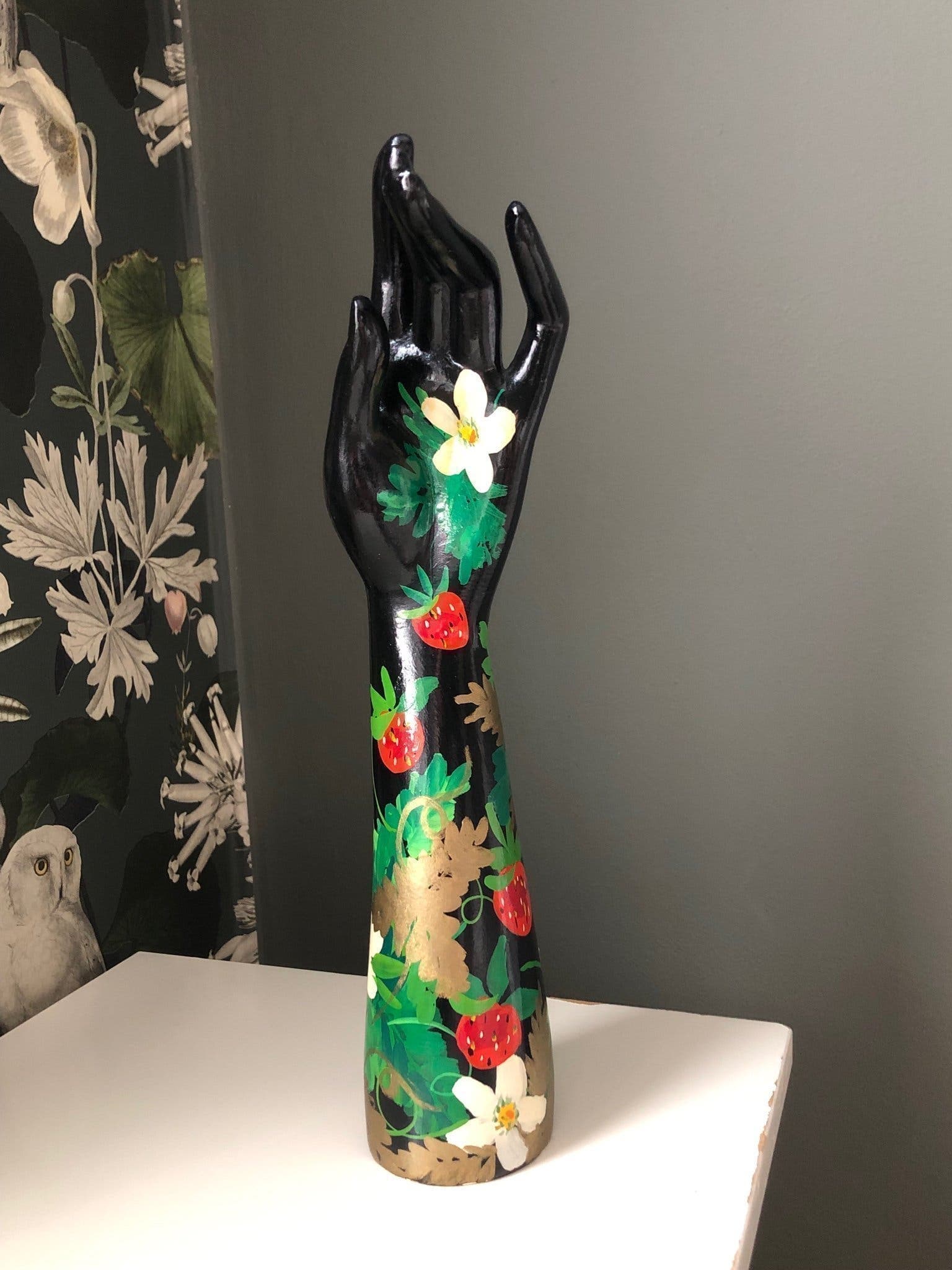 Elegant skulptur smyckeshållare hand Stina Sörman 1967, bemålad gipshand