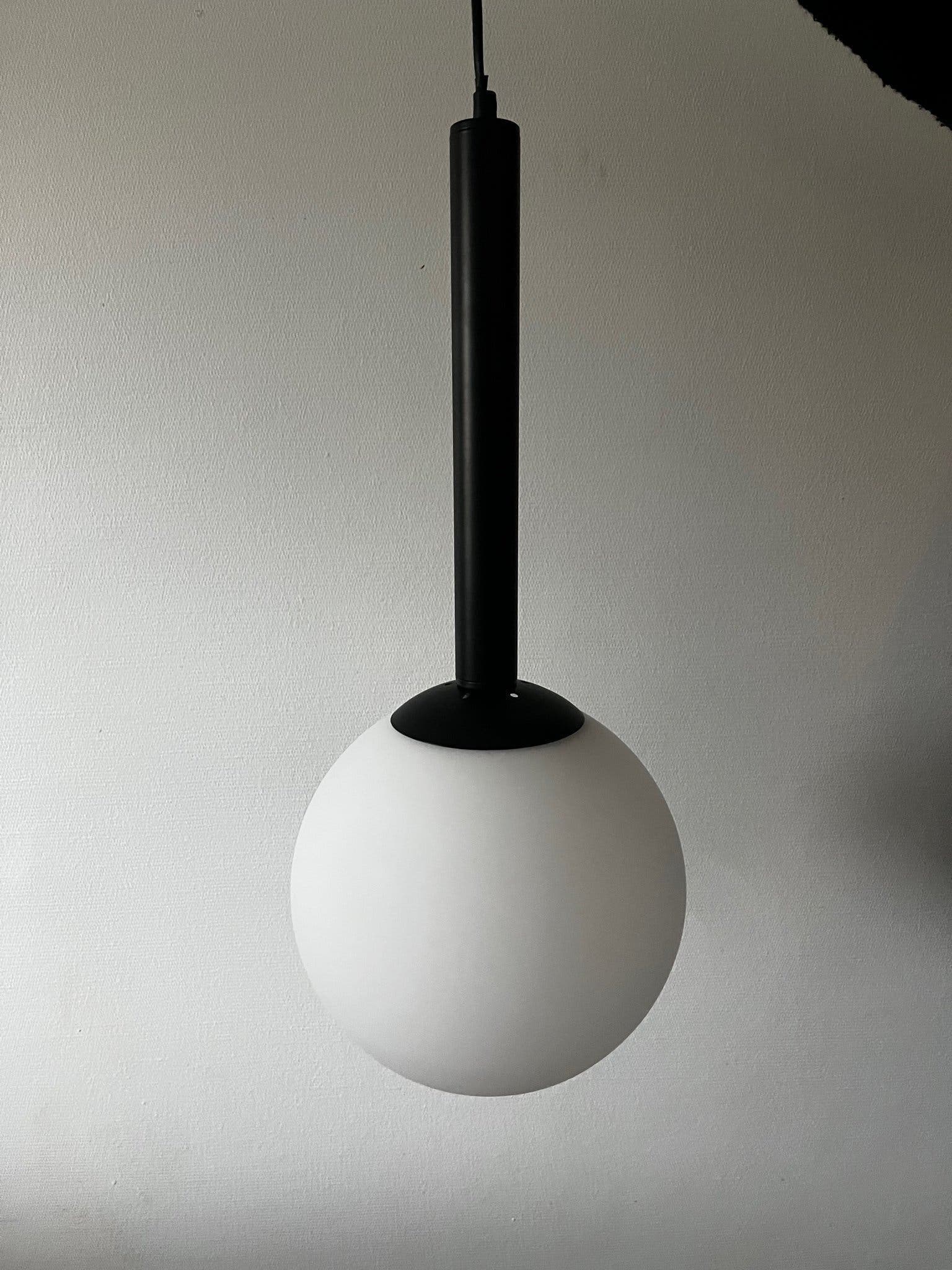 Fönsterlampa med vit glaskupa