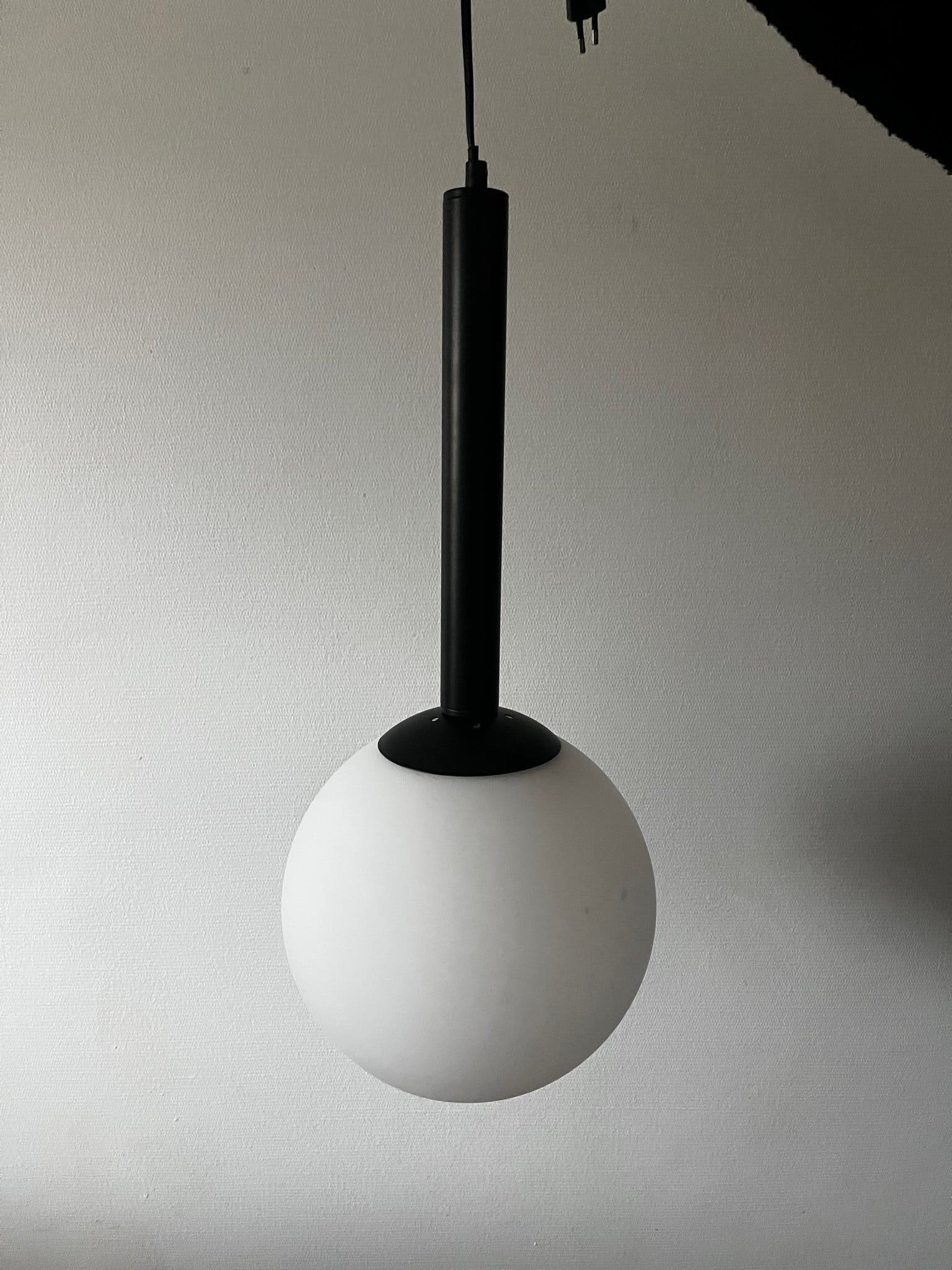 Fönsterlampa med vit glaskupa