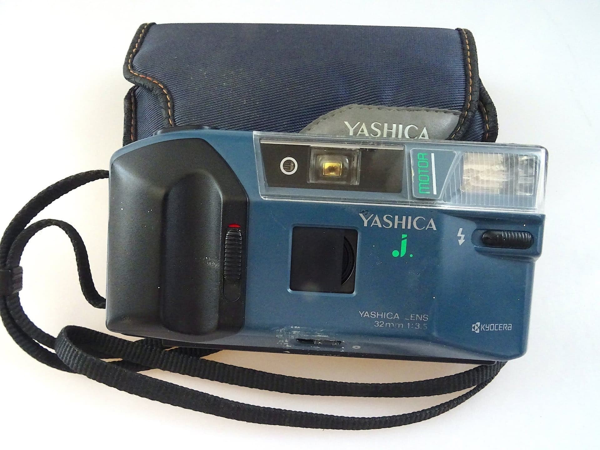 Kamera Yashica J med väska.