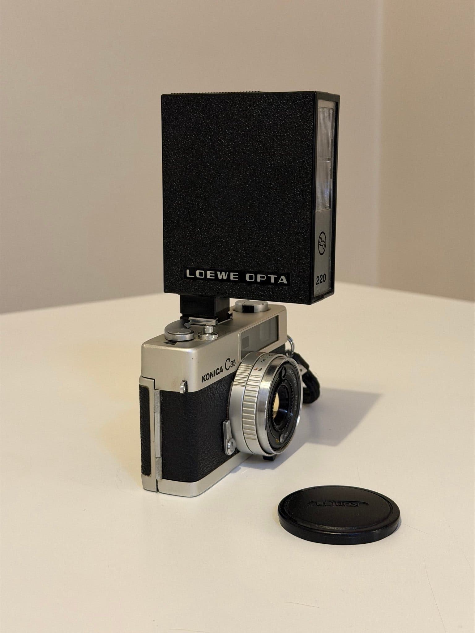 Konica C35 – klassisk 35 mm analog kamera med blixt och väska
