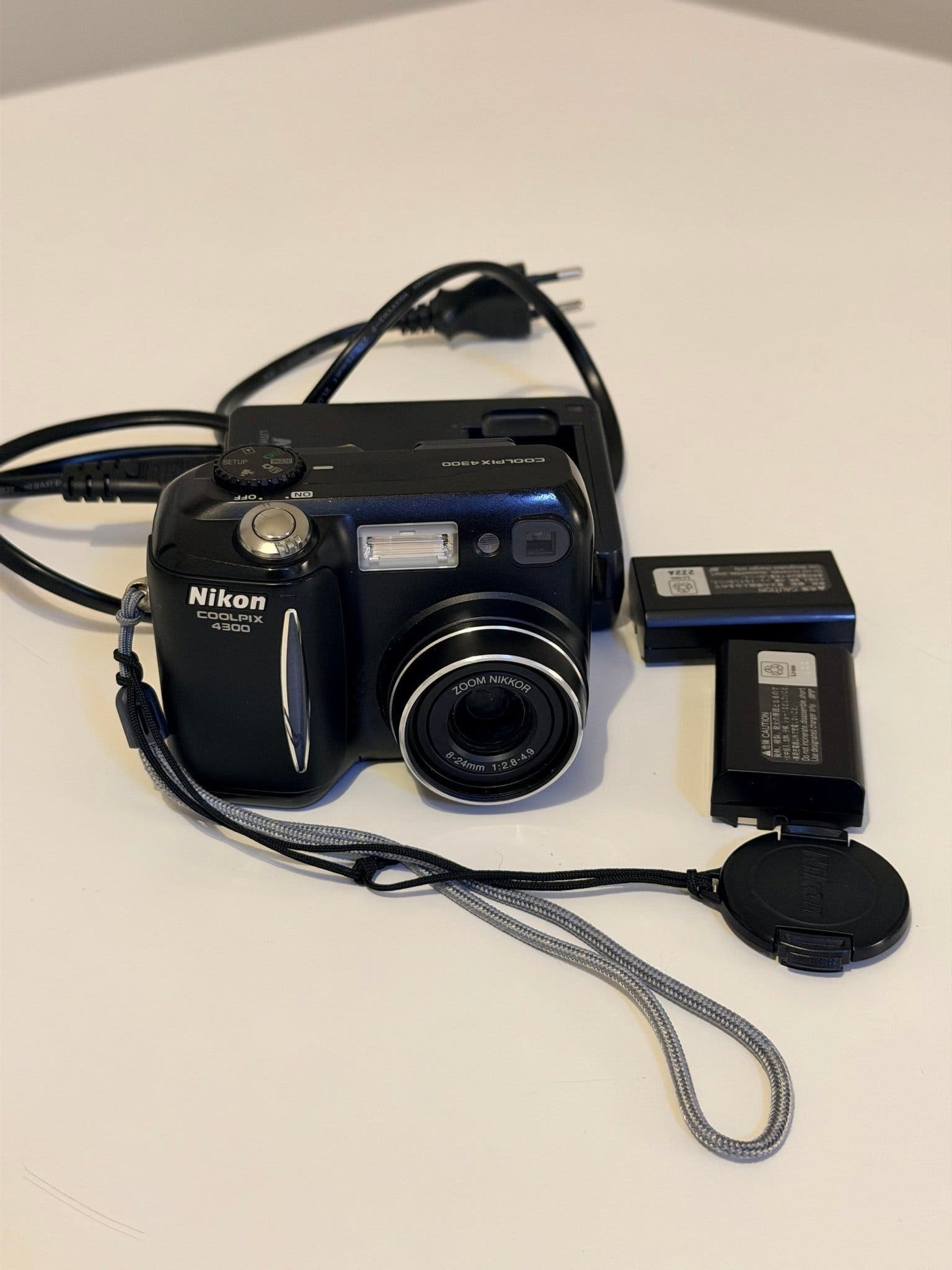 Nikon Coolpix 4300 Digitalkamera + laddare + 2 batterier – fullt fungerande