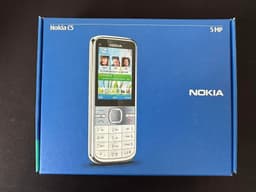 Nokia C5-00 (Oanvänd/Nyskick) + Tillbehörspaket (BH-110 & DC-4) & 2x Batterier!