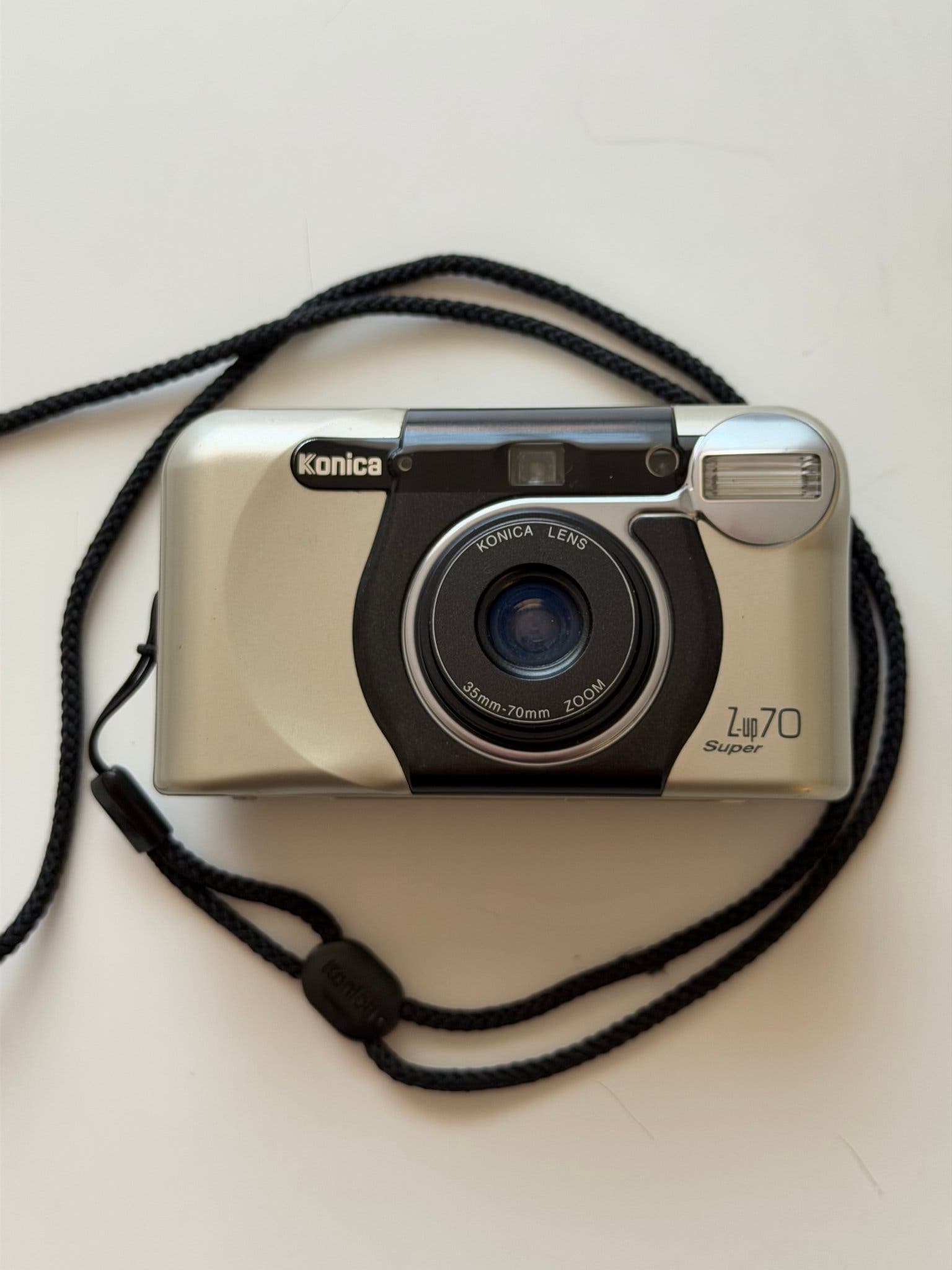 Konica Z-up 70 Super – analog kompaktkamera—fullt fungerande.