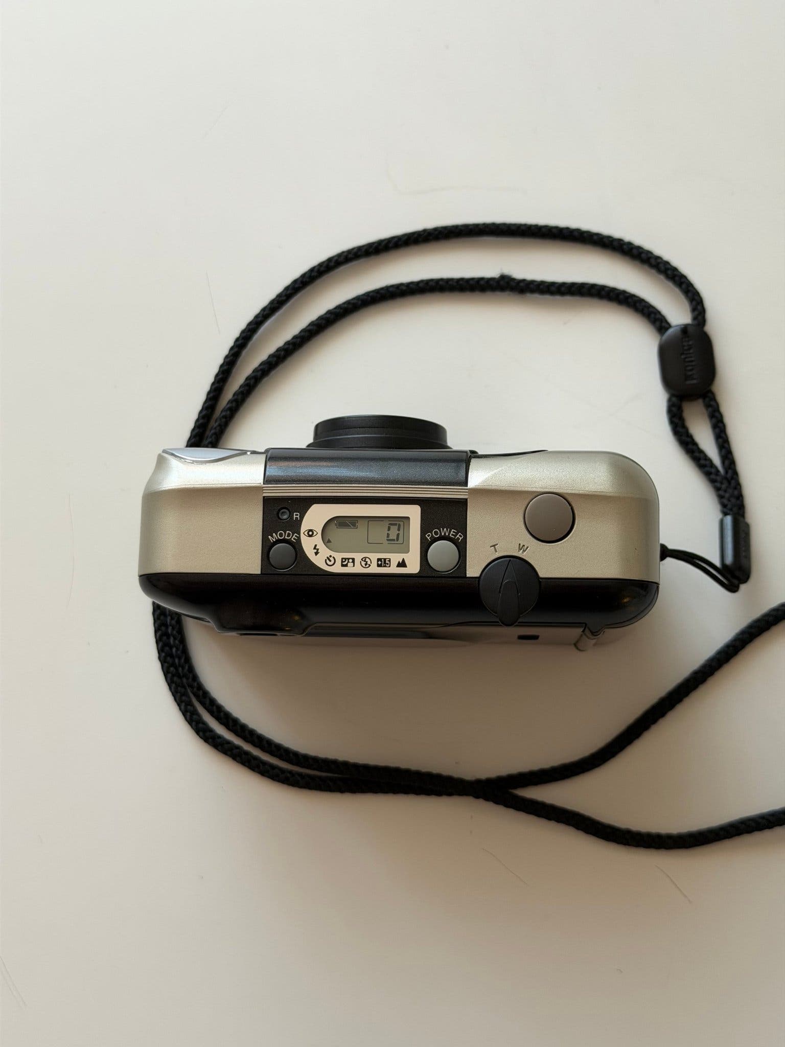 Konica Z-up 70 Super – analog kompaktkamera—fullt fungerande.
