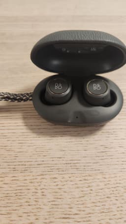 Bang & Olufsen Beoplay E8 In-Ear Hörlurar med Laddningsfodral