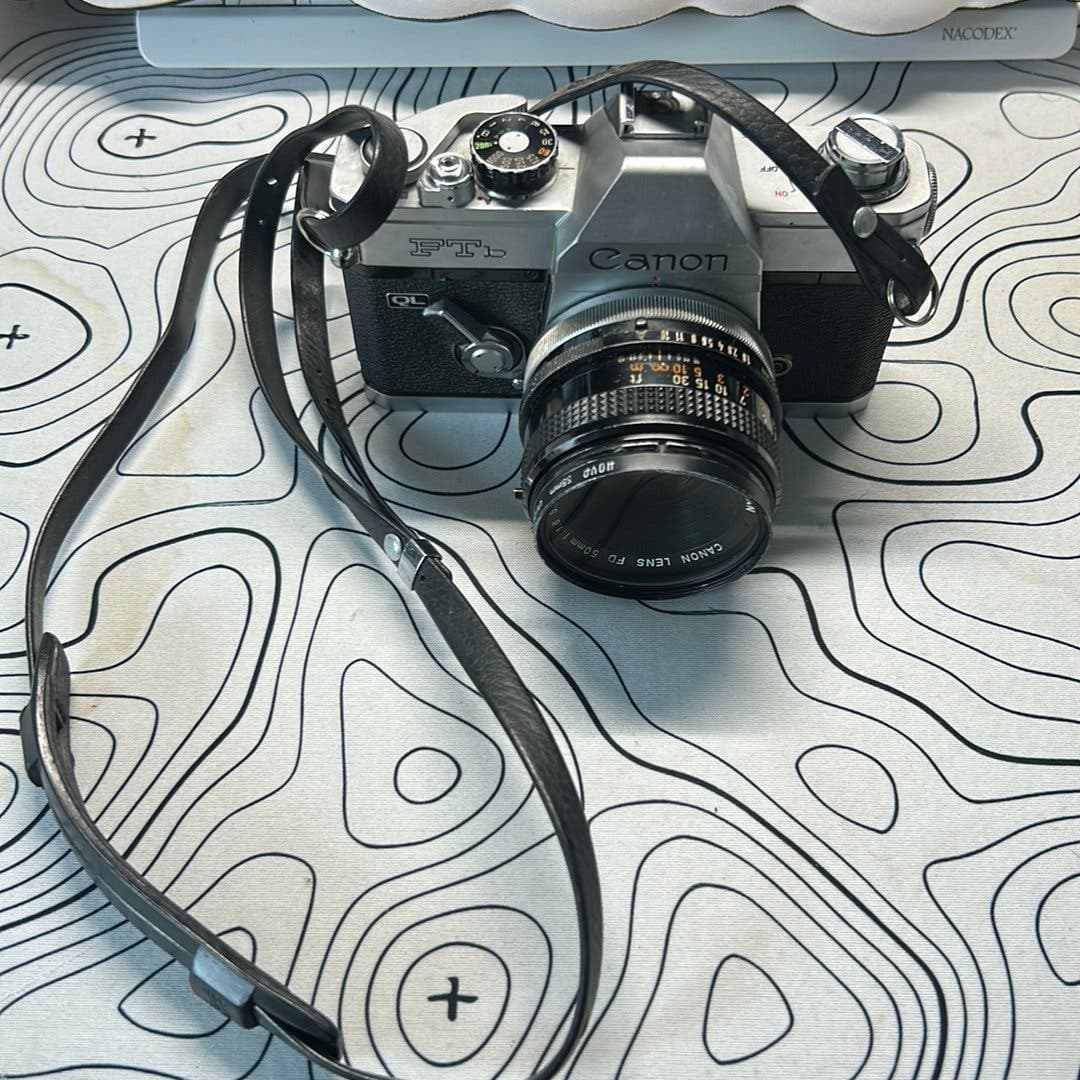 Analog kamera Canon FTb QL med Canon Lens FD 50mm 1:1.8