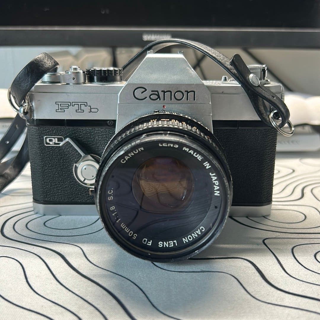 Analog kamera Canon FTb QL med Canon Lens FD 50mm 1:1.8