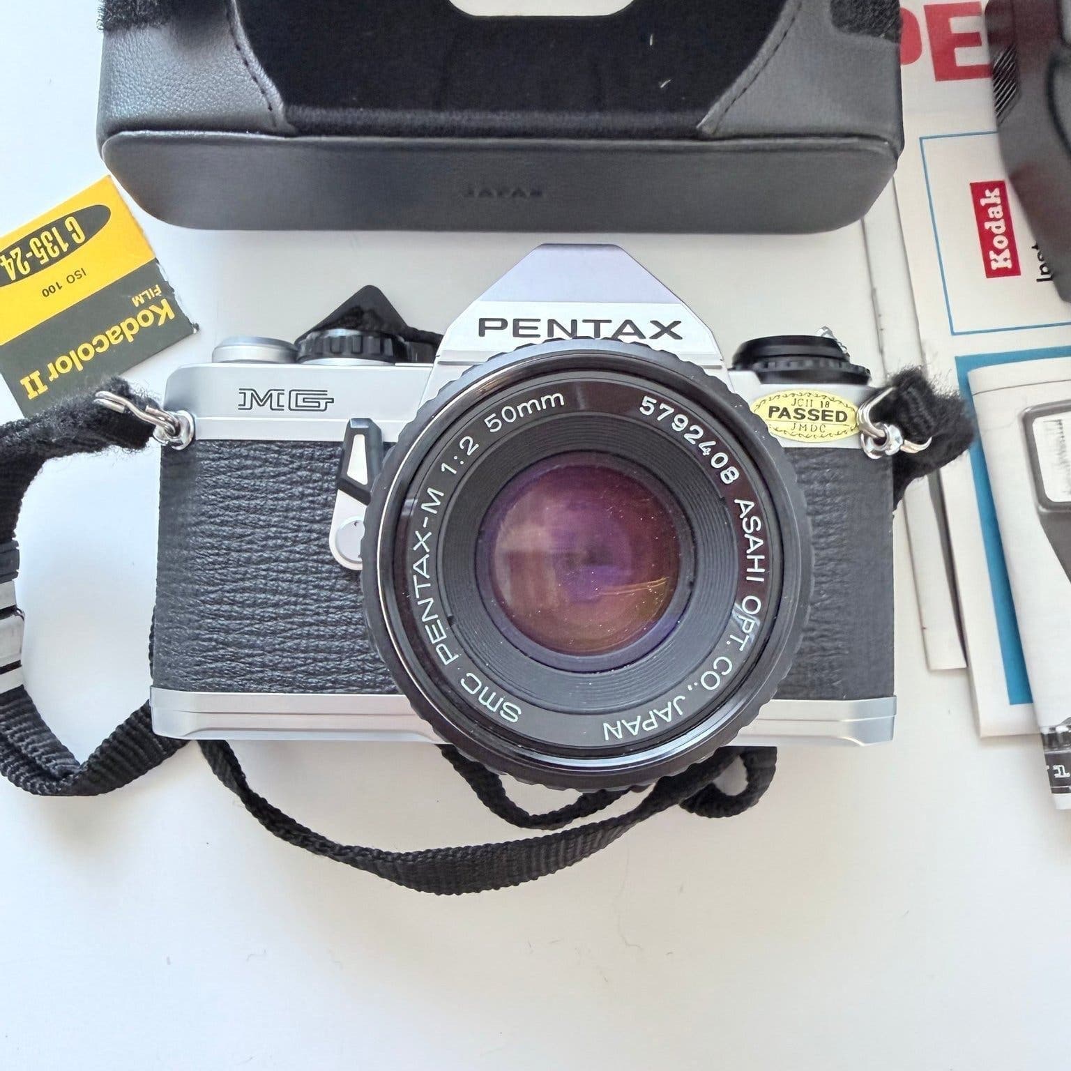 Pentax MG analog systemkamera med tillbehör