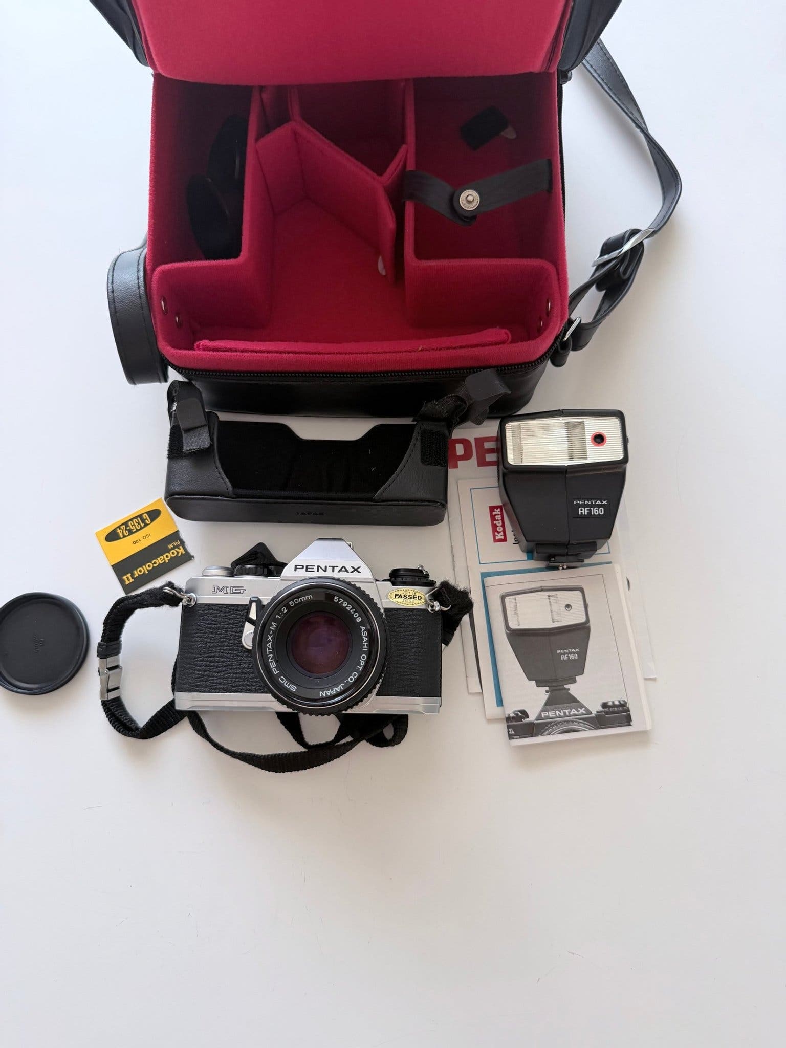 Pentax MG analog systemkamera med tillbehör och blixt