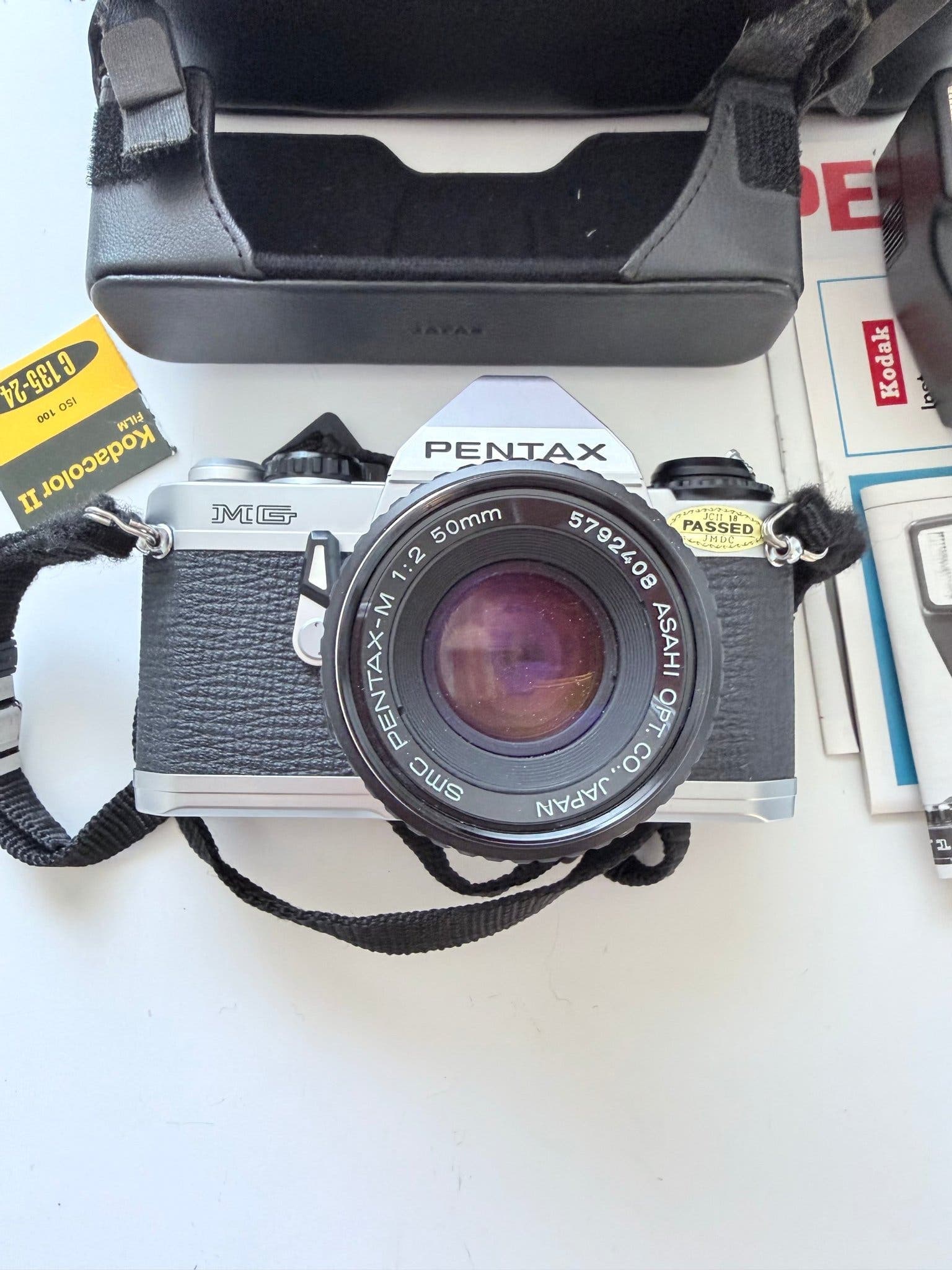 Pentax MG analog systemkamera med tillbehör och blixt