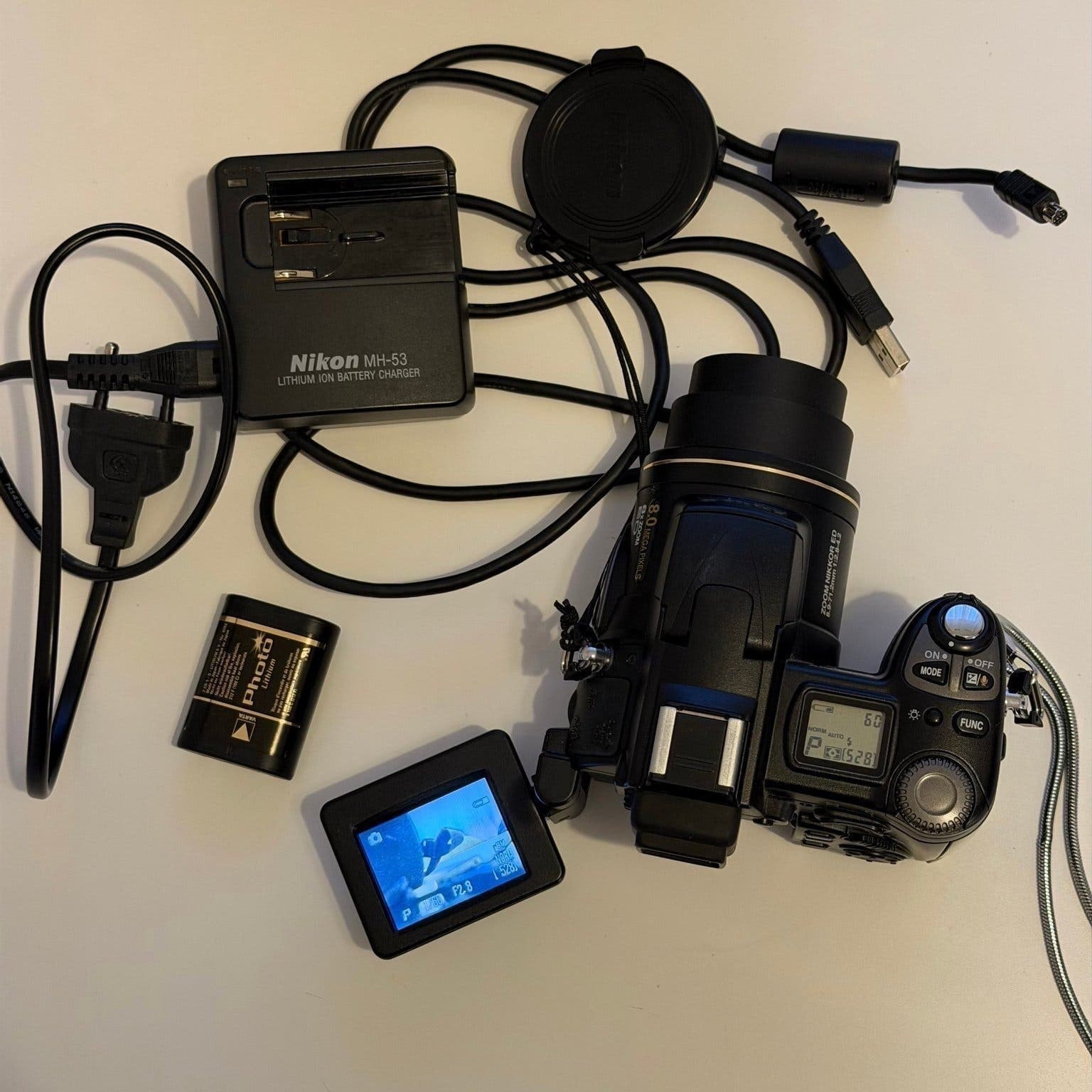 NIKON COOLPIX 8700 Digital Camera 8.0MP 8X Zoom ( Fullt Fungerande