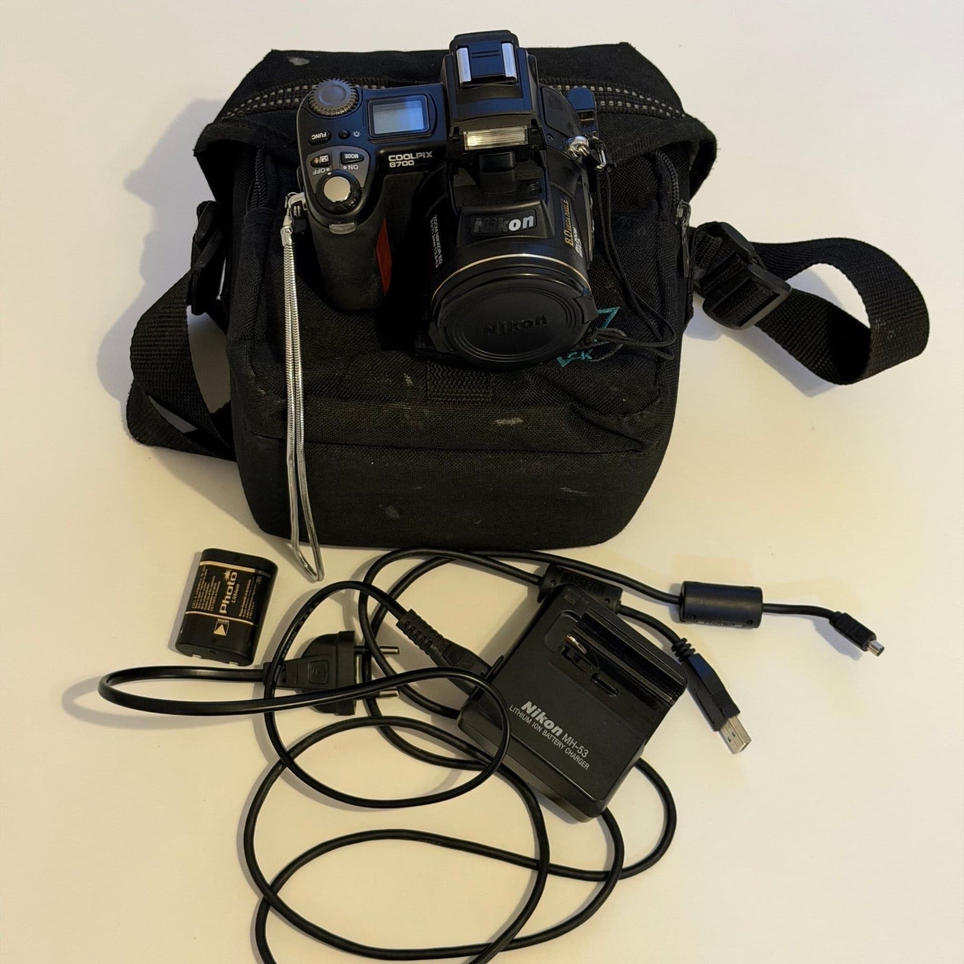 NIKON COOLPIX 8700 Digital Camera 8.0MP 8X Zoom ( Fullt Fungerande