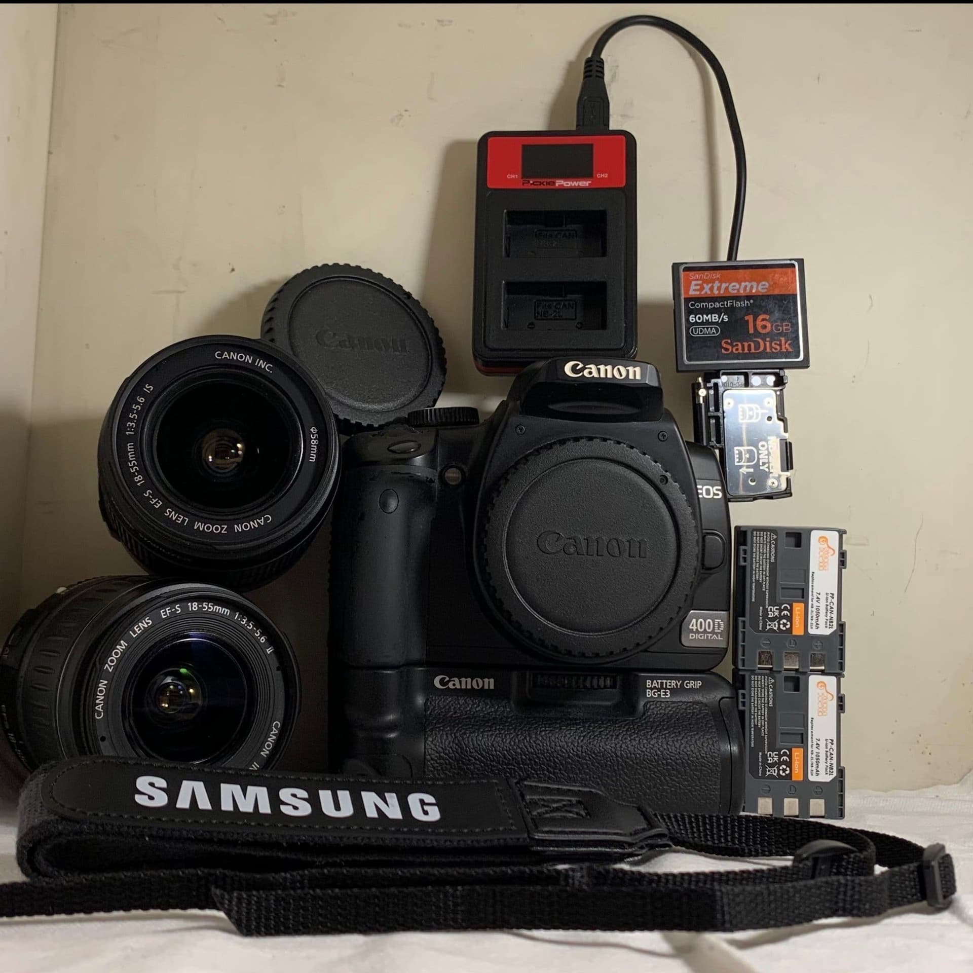 Canon EOS Digital SLR-kamera med två objektiv och tillbehör