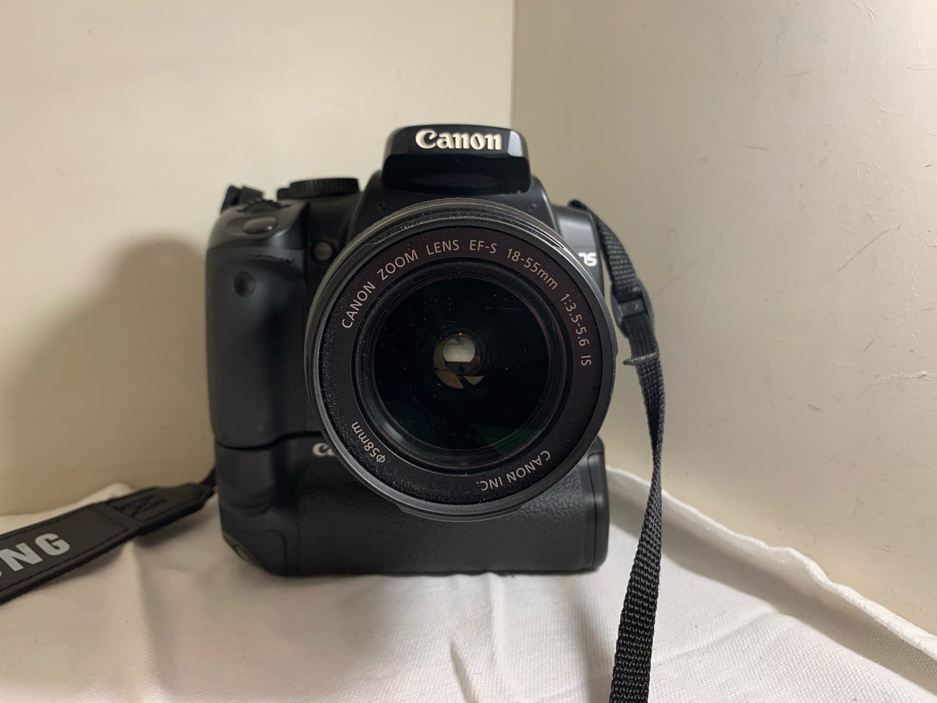 Canon EOS Digital SLR-kamera med två objektiv och tillbehör