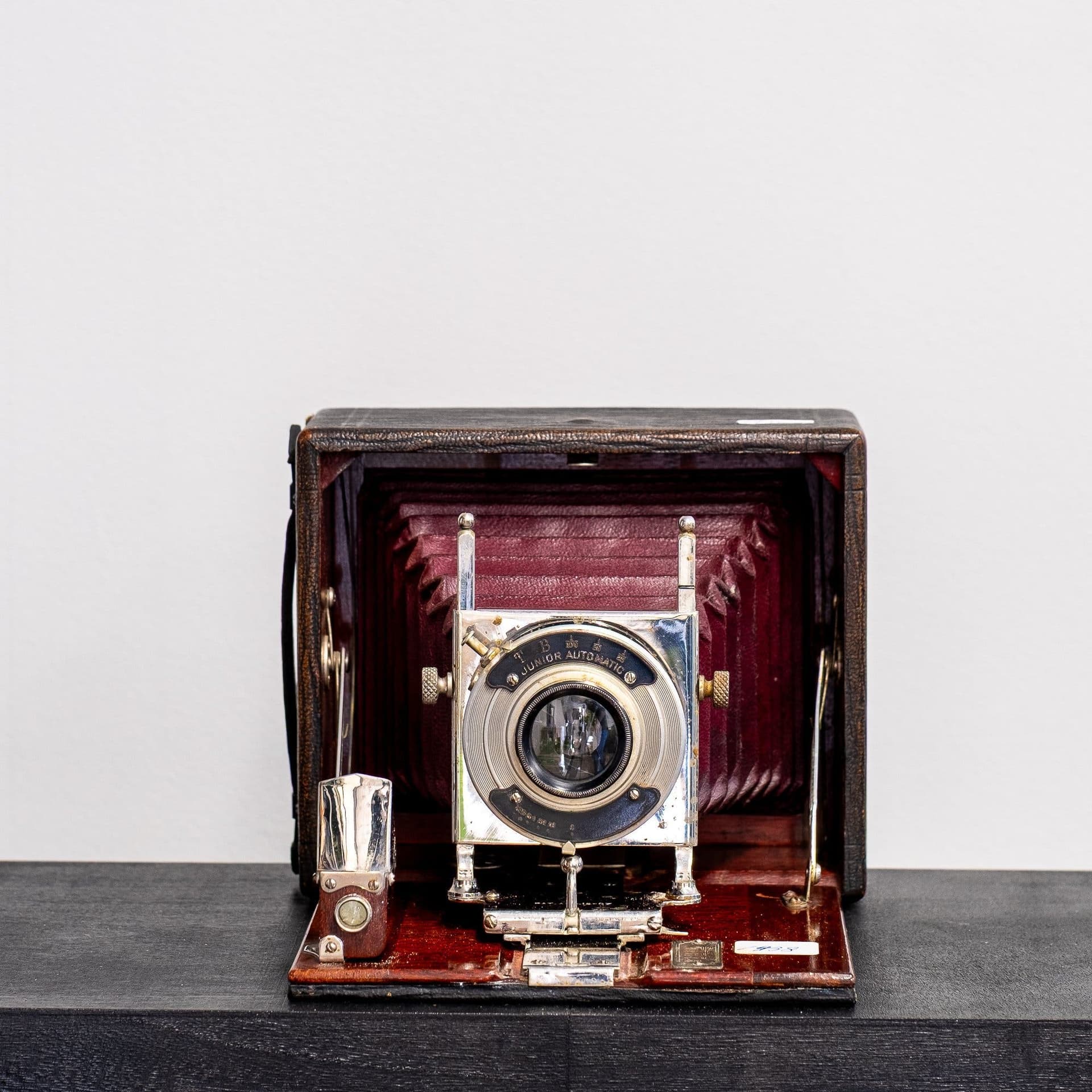 Museal Bälgkamera – Conley "Junior Automatic" med röd bälg (ca 1910)
