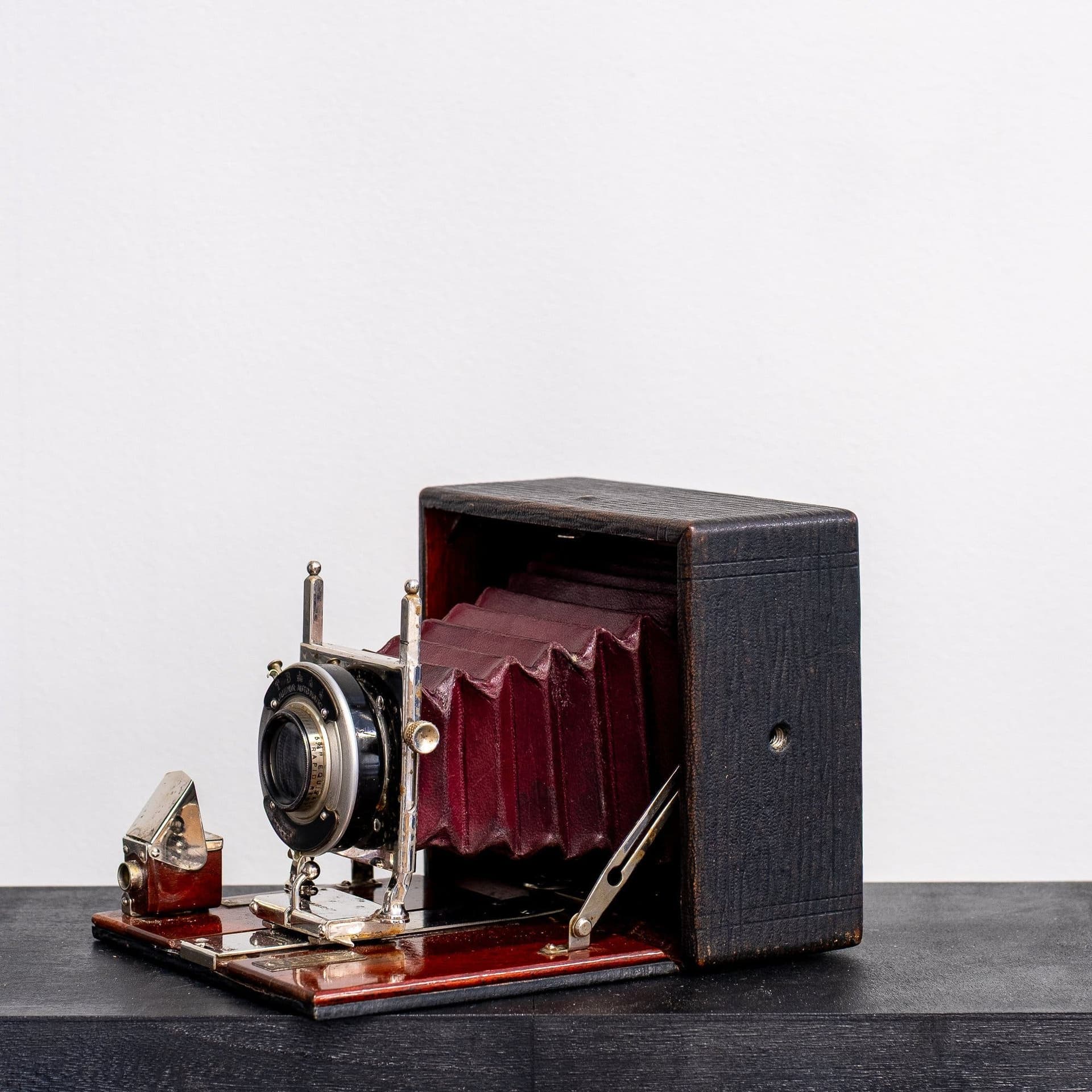 Museal Bälgkamera – Conley "Junior Automatic" med röd bälg (ca 1910)