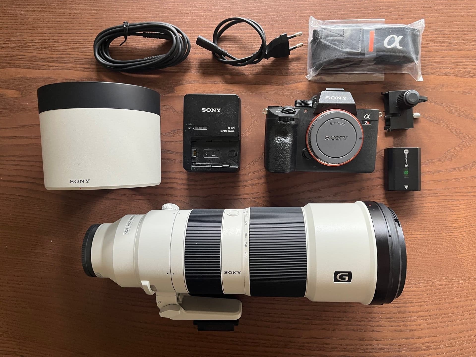 Sony A7R III A + Sony FE 200-600mm f/5,6-6,3 G + kartonger m. original tillbehör