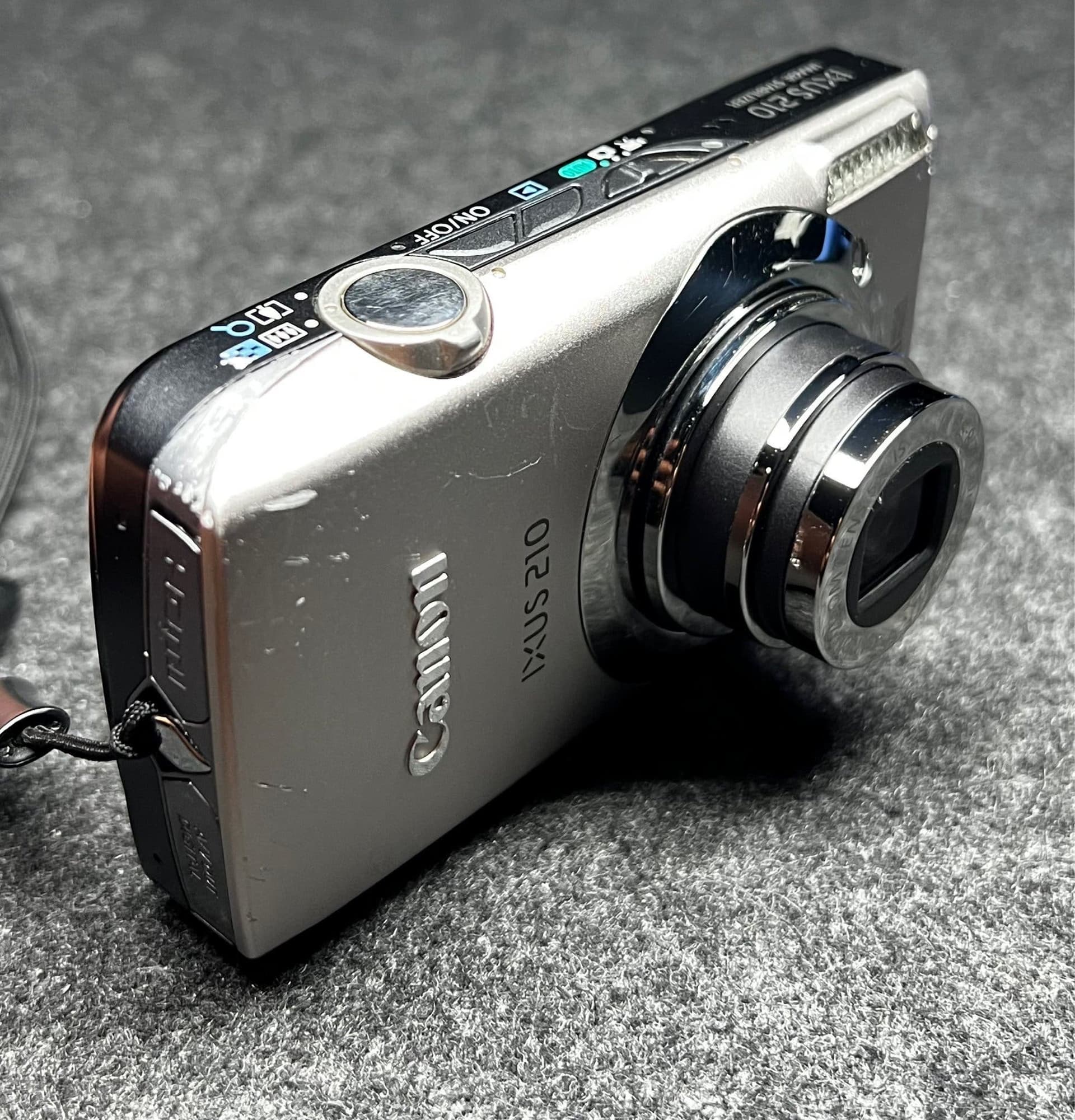 Canon IXUS 210 IS - Silver (14.1 Mpx) Inkl Väska + 16GB Minne