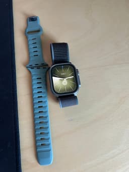 Apple Watch Ultra 2 med två armband