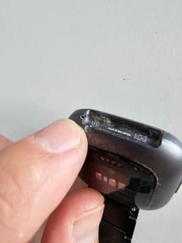 2 Fitbit Versa 2 trasiga