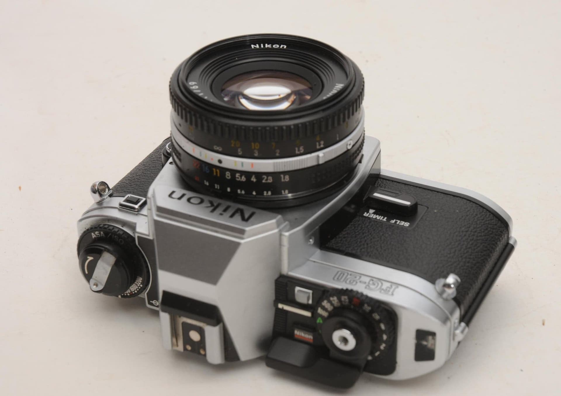 Nikon systemkamera FG-20 med objektiv Nikkor 50 mm 1:1.8