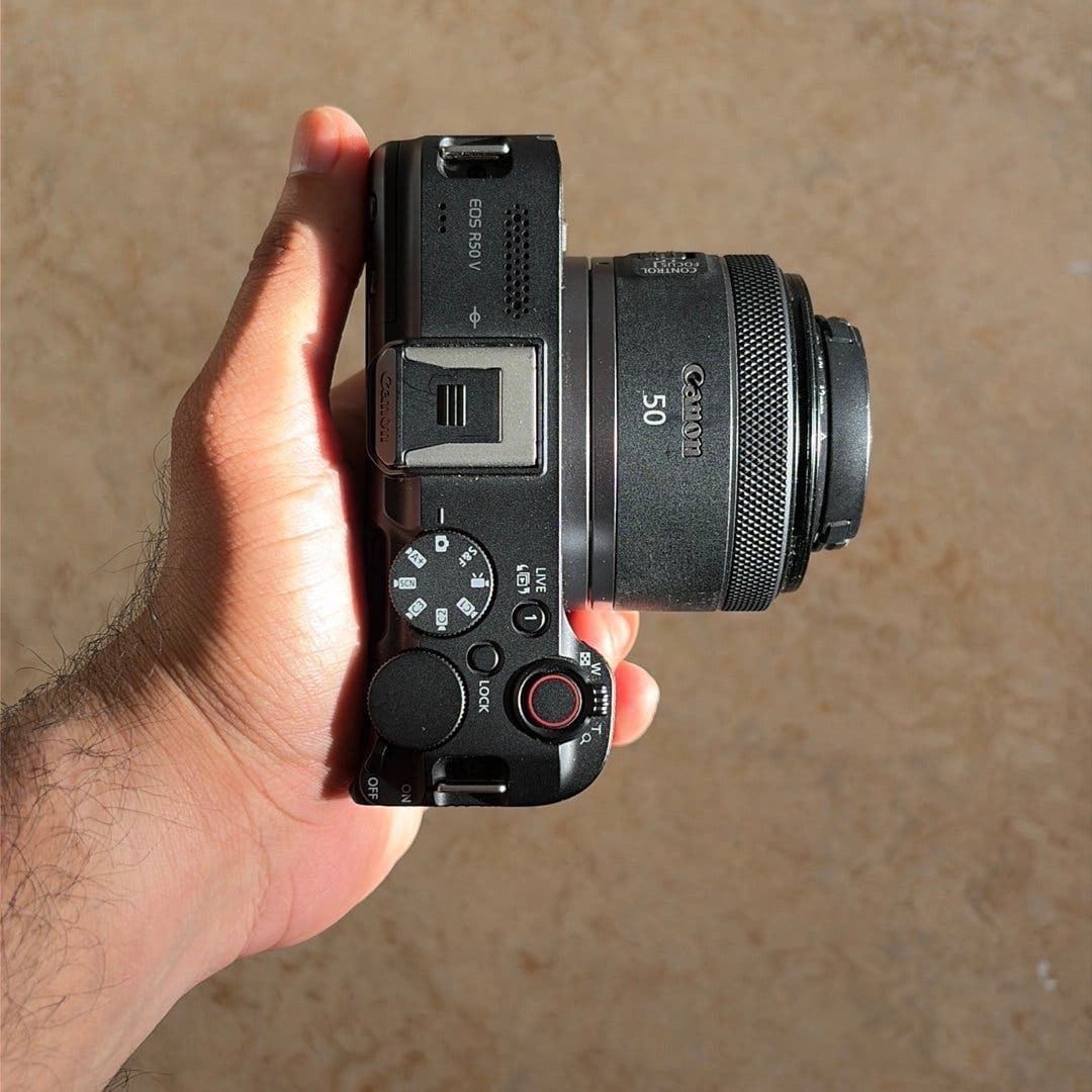 Canon EOS R50 V med 50mm objektiv