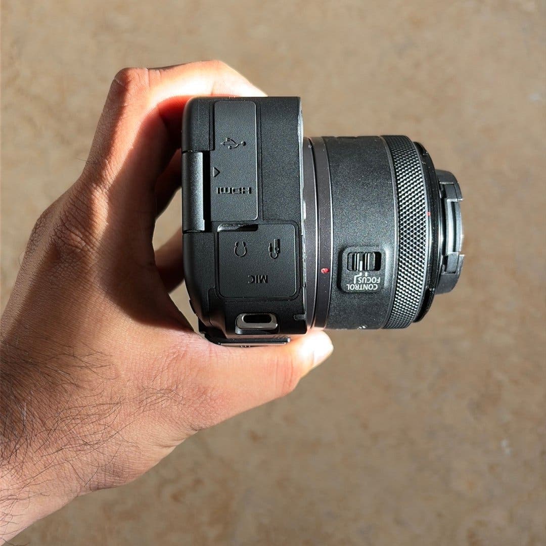 Canon EOS R50 V med 50mm objektiv