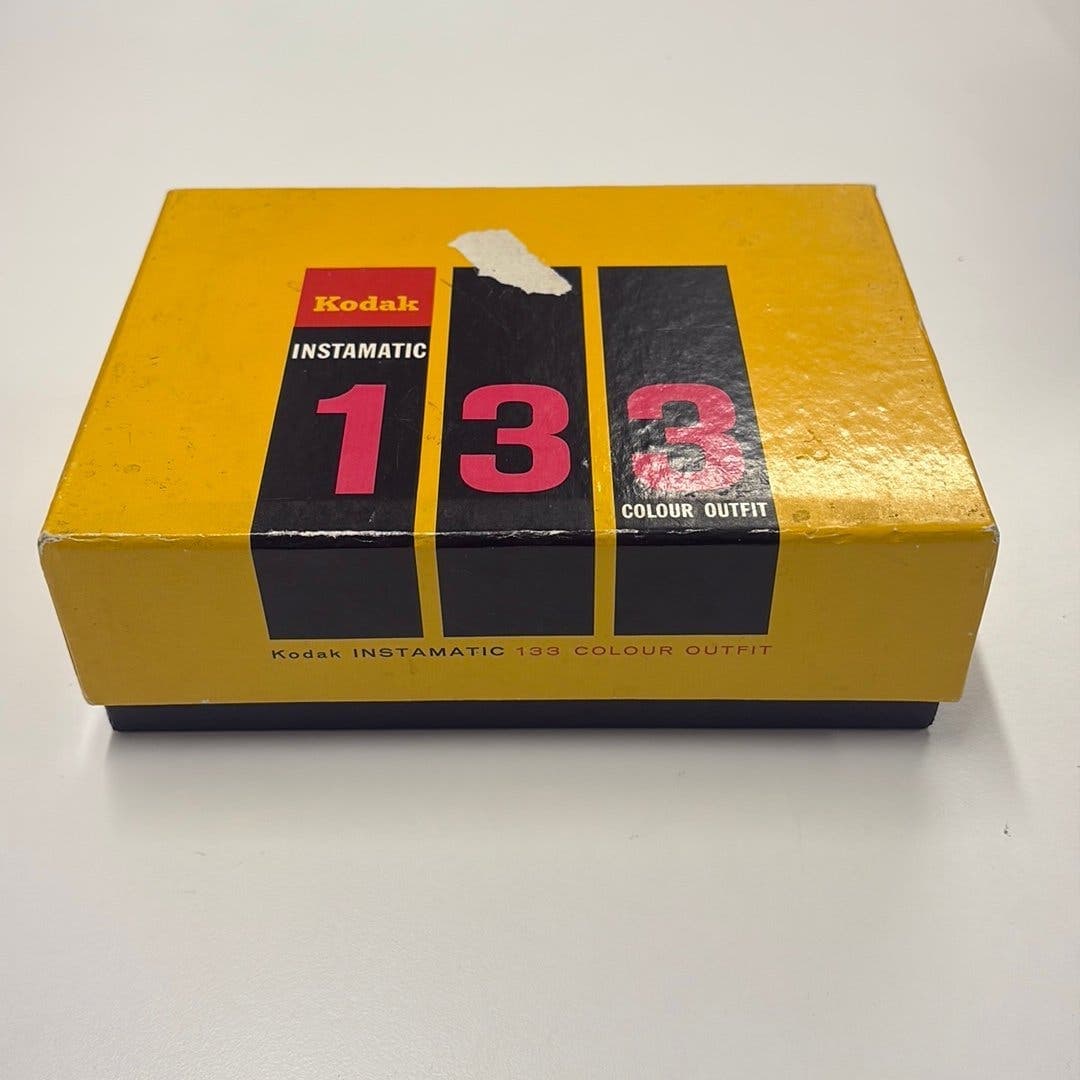 Kodak Instamatic 133 Colour Outfit – originalbox, manual & blixt – fungerande