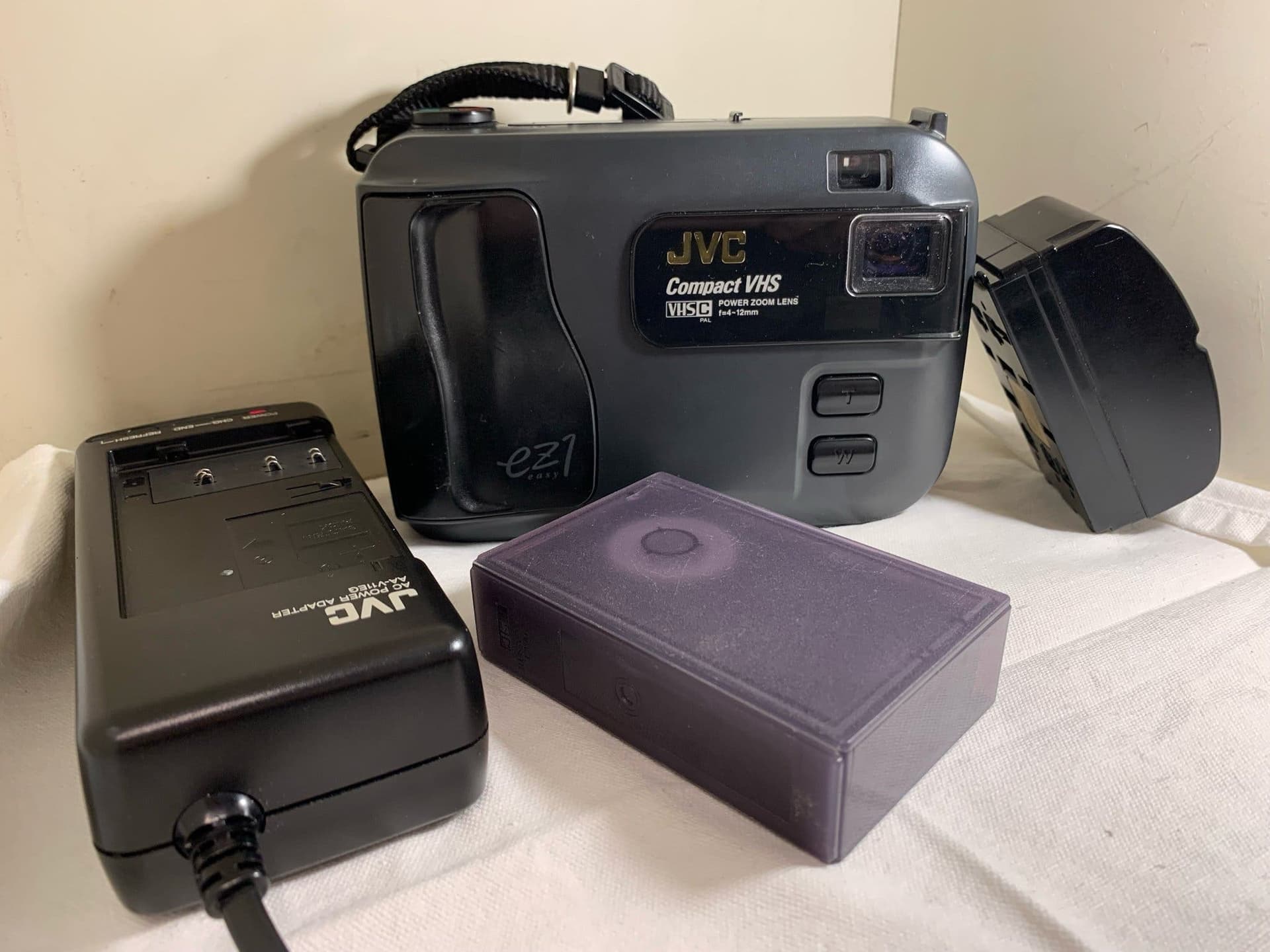 JVC Compact VHS Videokamera GR-EZ1EG Konica Kassettband Laddare och baboon Väska