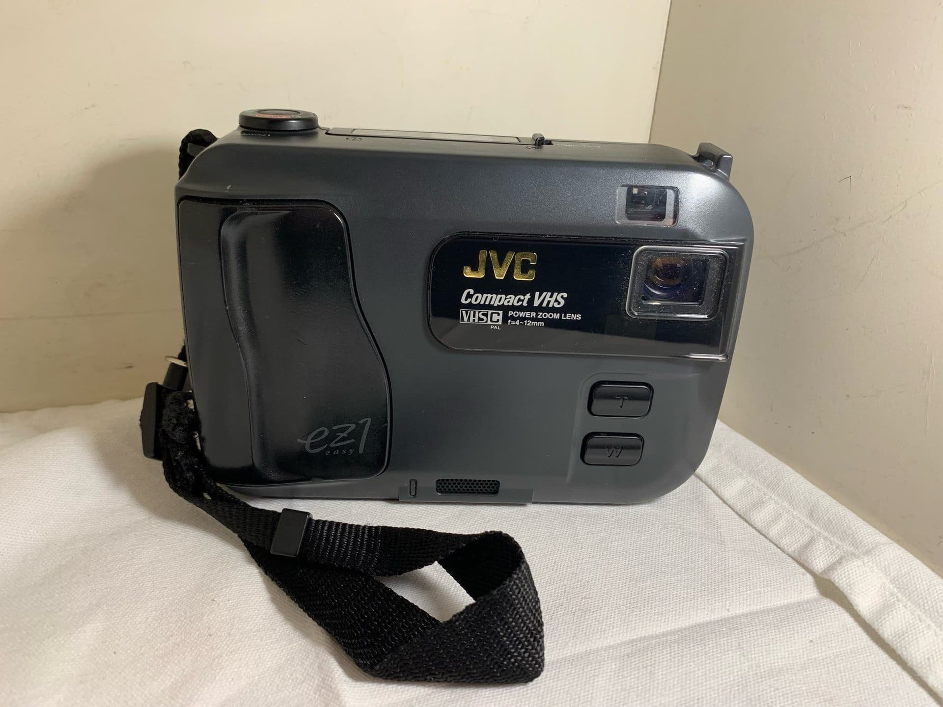 JVC Compact VHS Videokamera GR-EZ1EG Konica Kassettband Laddare och baboon Väska