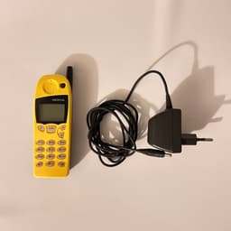 Nokia 5110 gul – med laddare – startar ej – reservdel/samlarobjekt