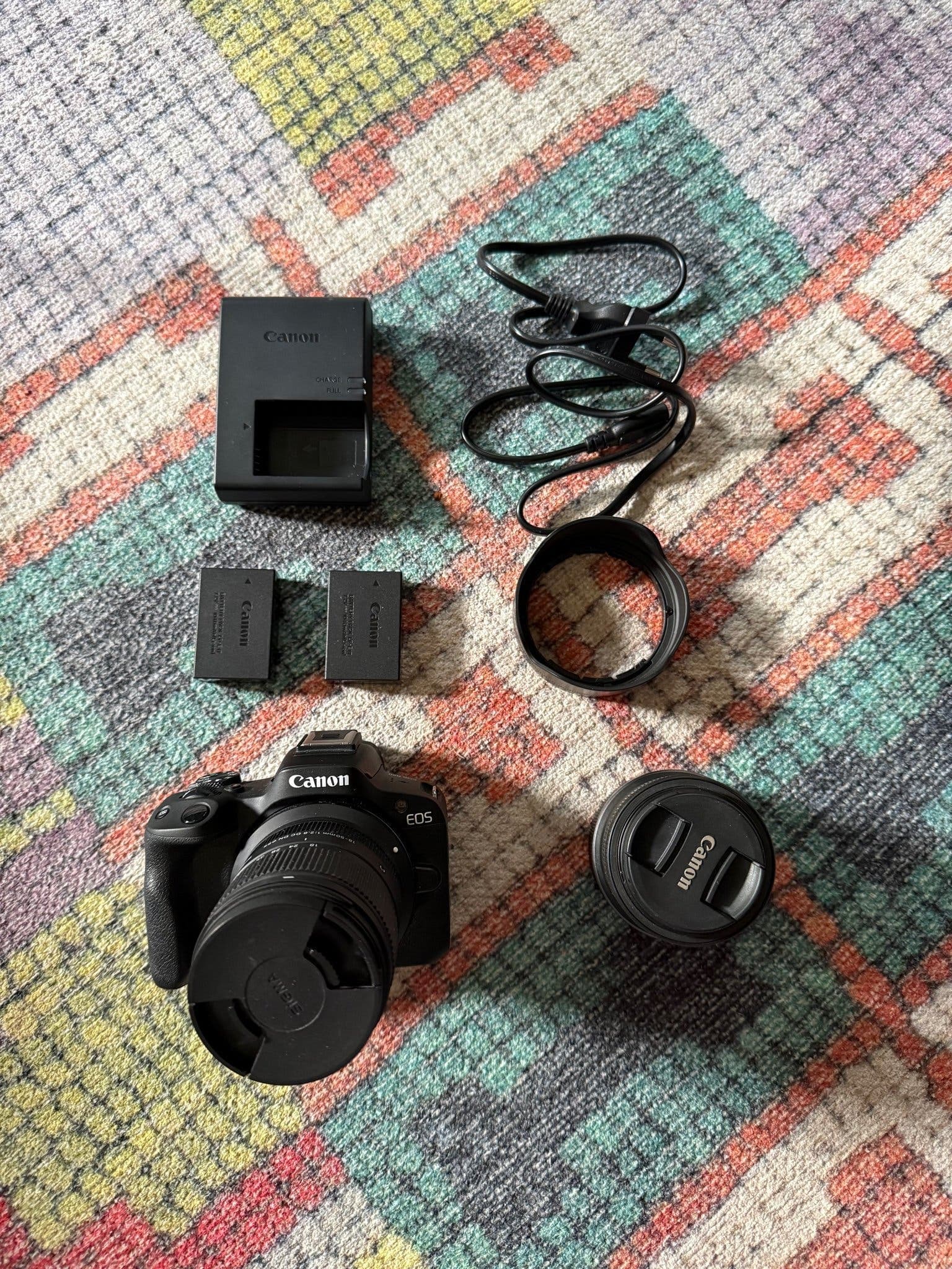 Canon EOS R50 systemkamera med objektiv och tillbehör