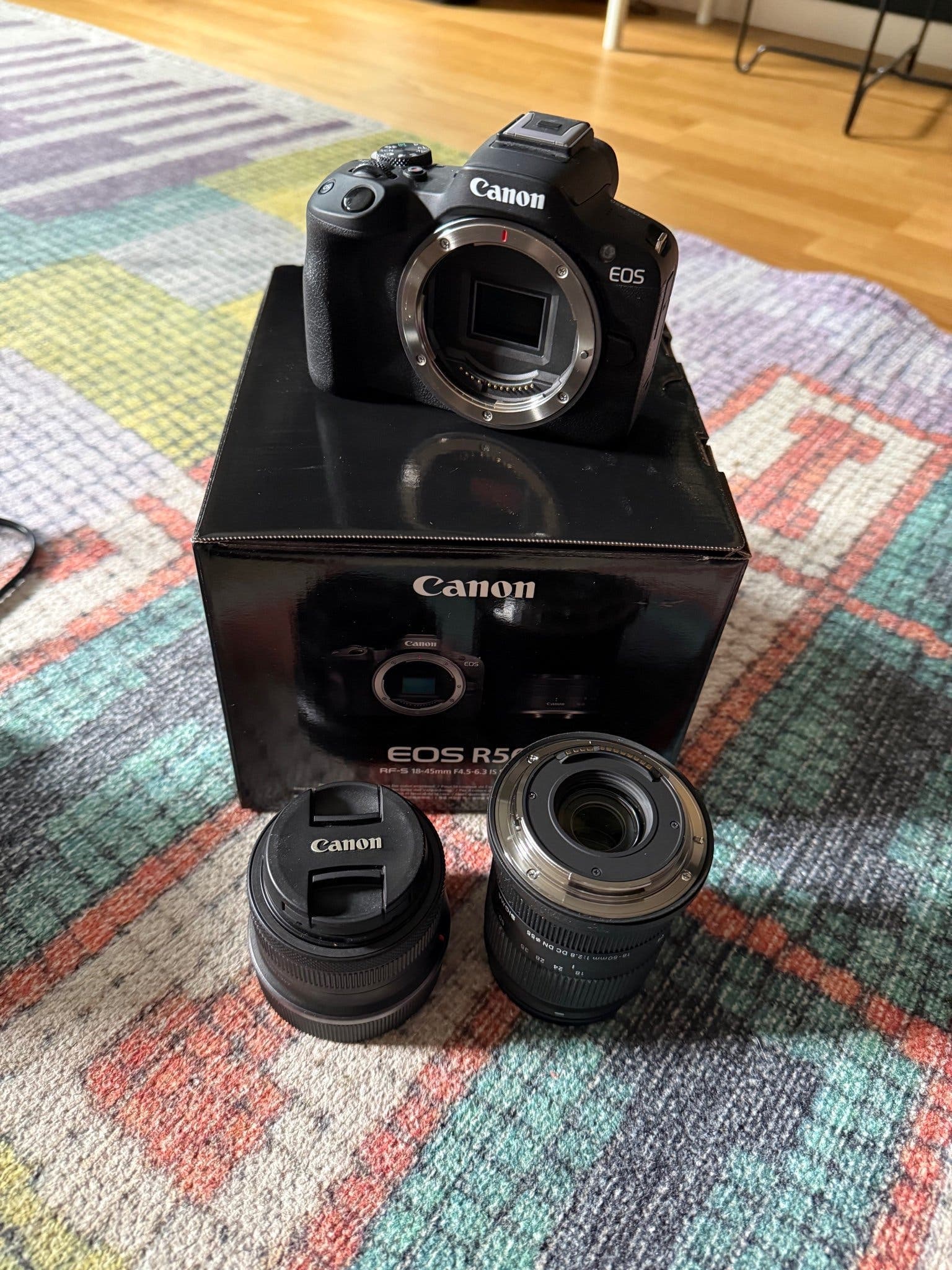 Canon EOS R50 systemkamera med objektiv och tillbehör
