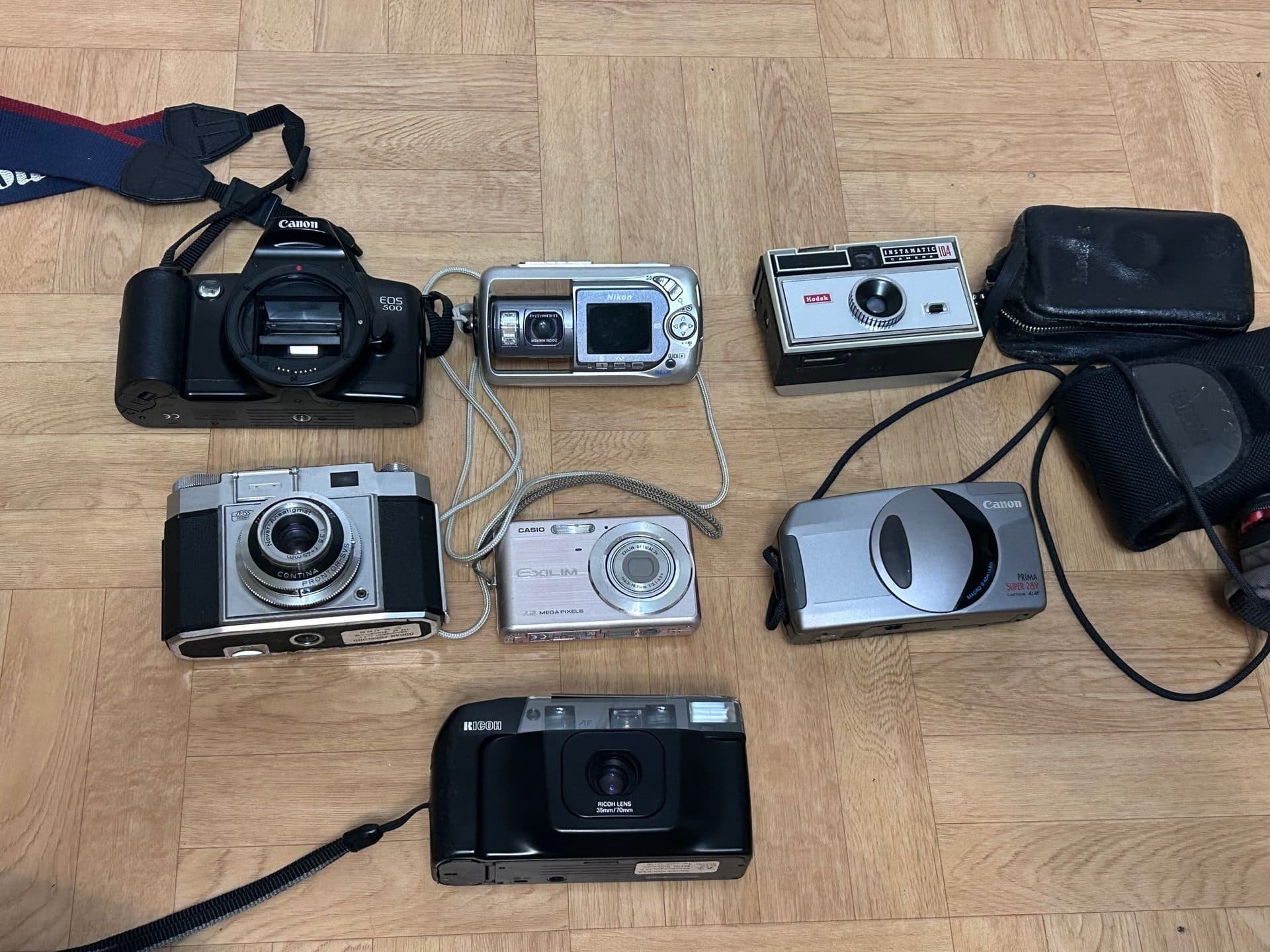 Kamerasamling / Partipris: Canon, Zeiss Ikon, Ricoh, Nikon, Casio (Otestat)