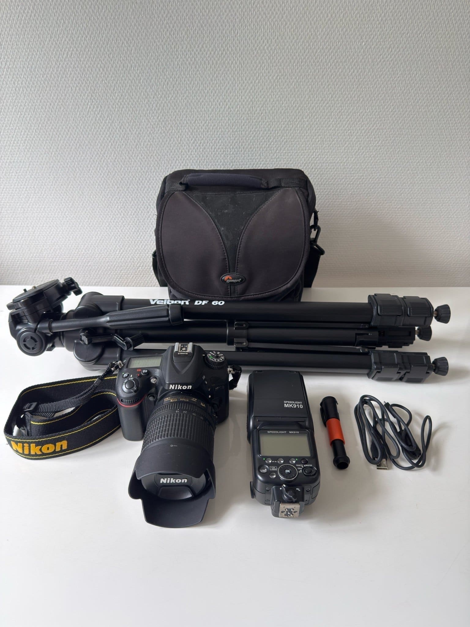 Nikon D7100 systemkamera med objektiv, blixt och stativ