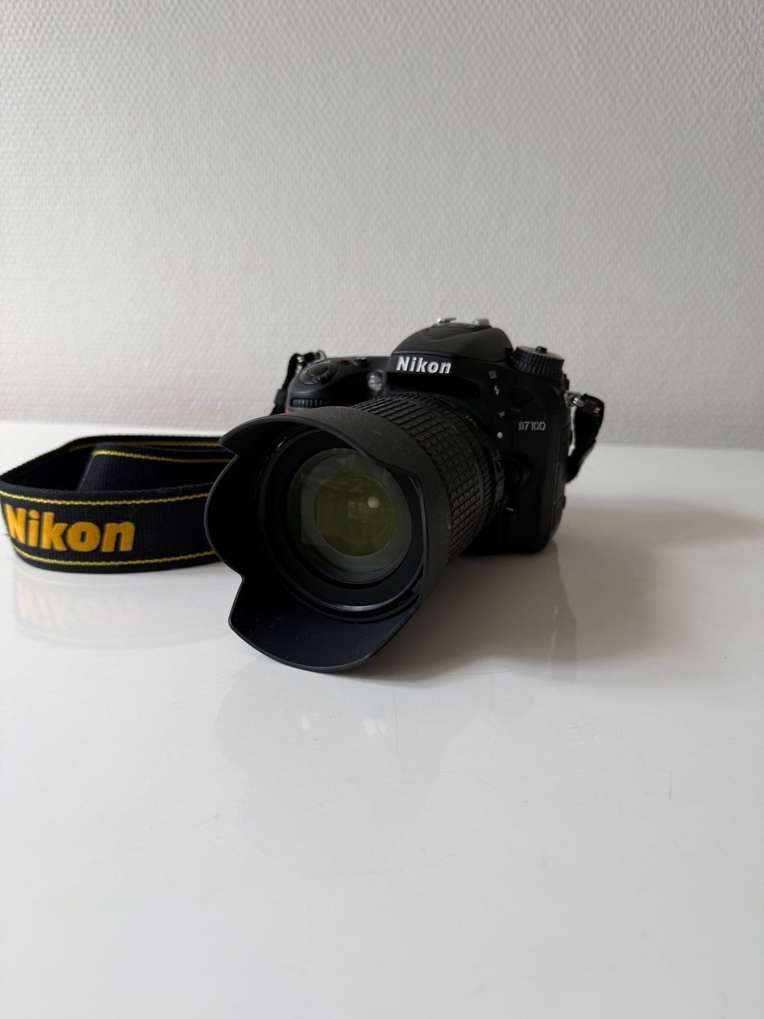 Nikon D7100 systemkamera med objektiv, blixt och stativ
