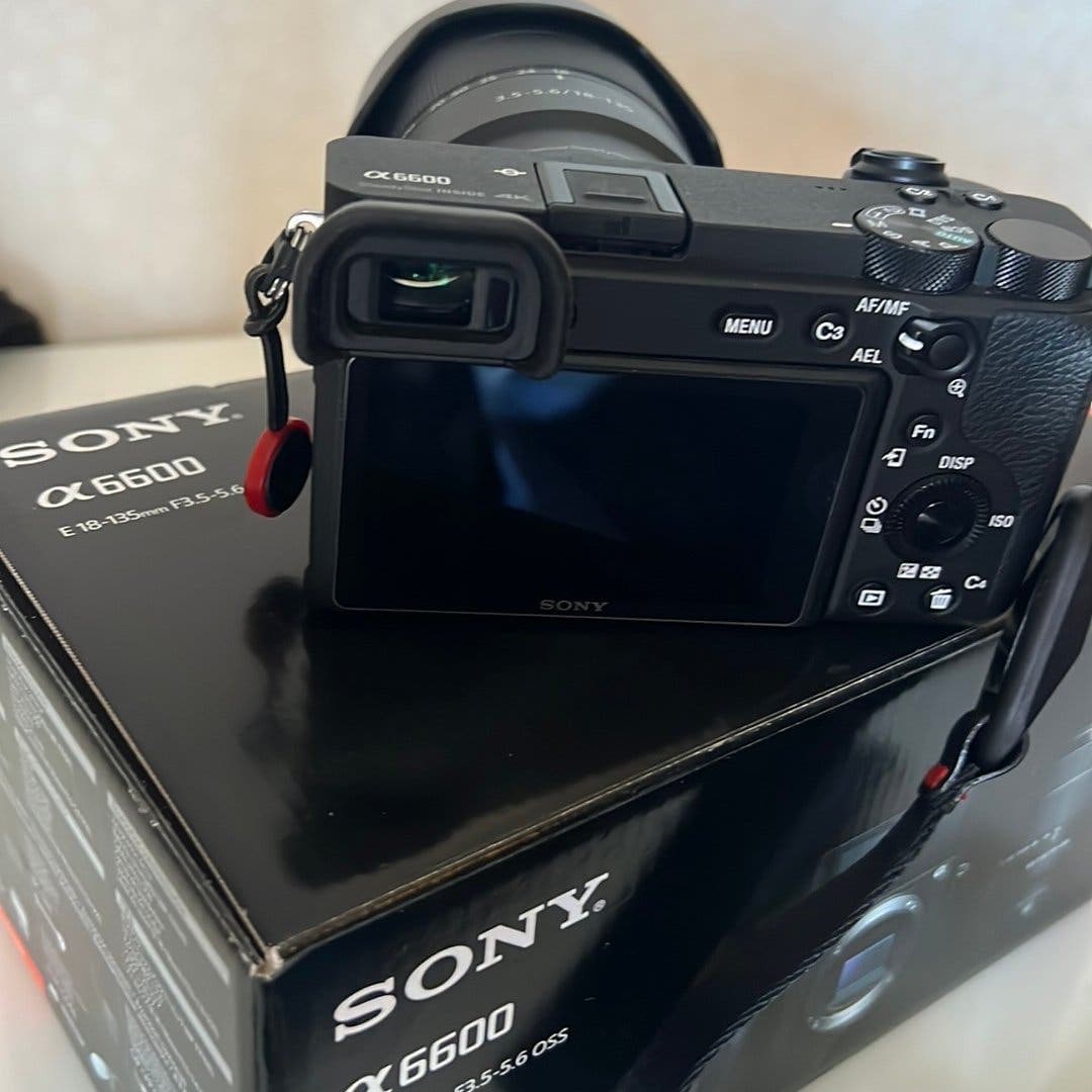 Sony A6600 med objektiv