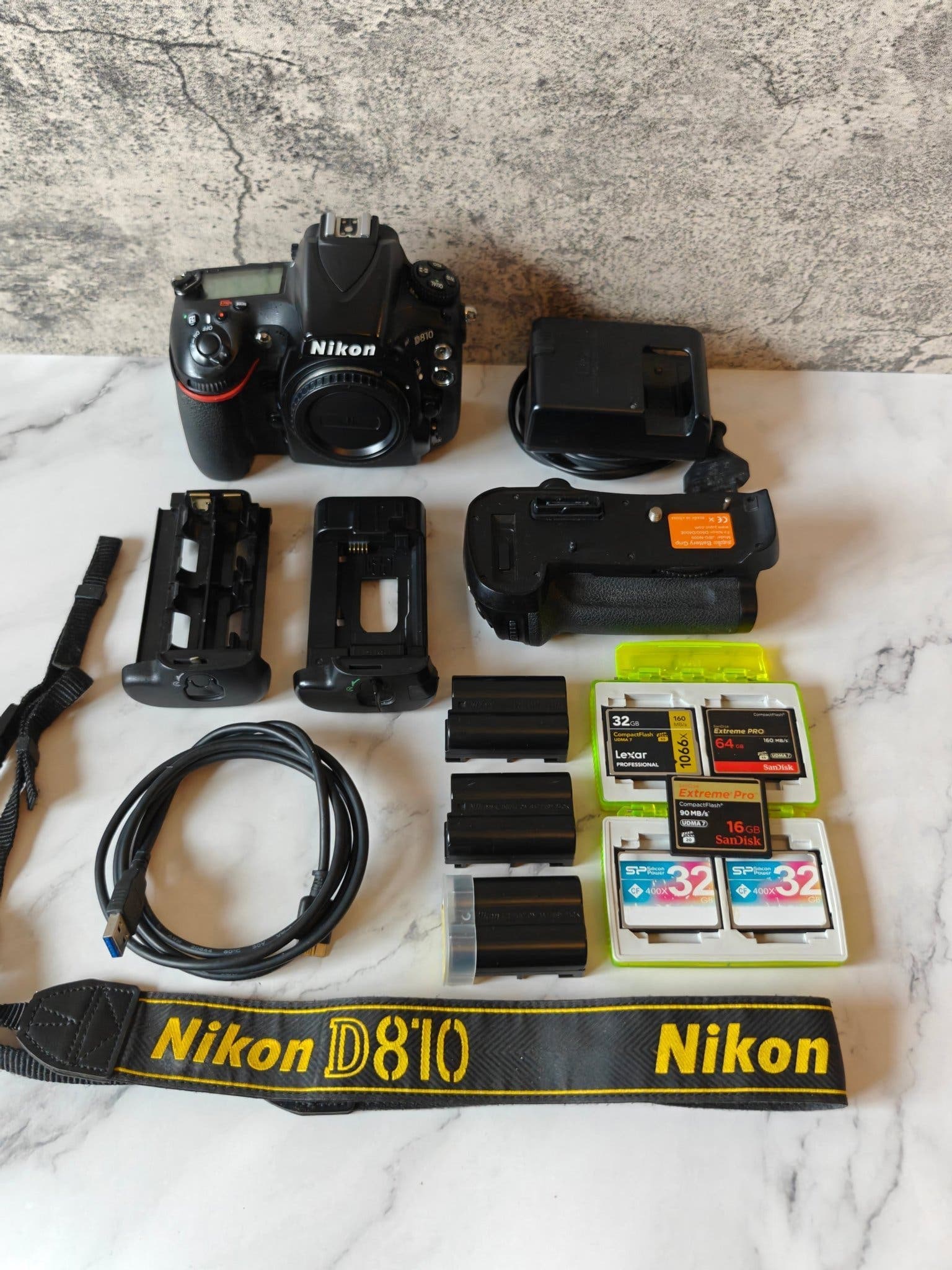 Nikon D810 fullformat + batterigrepp, 3 batterier, 5 CF-kort, originalkartong